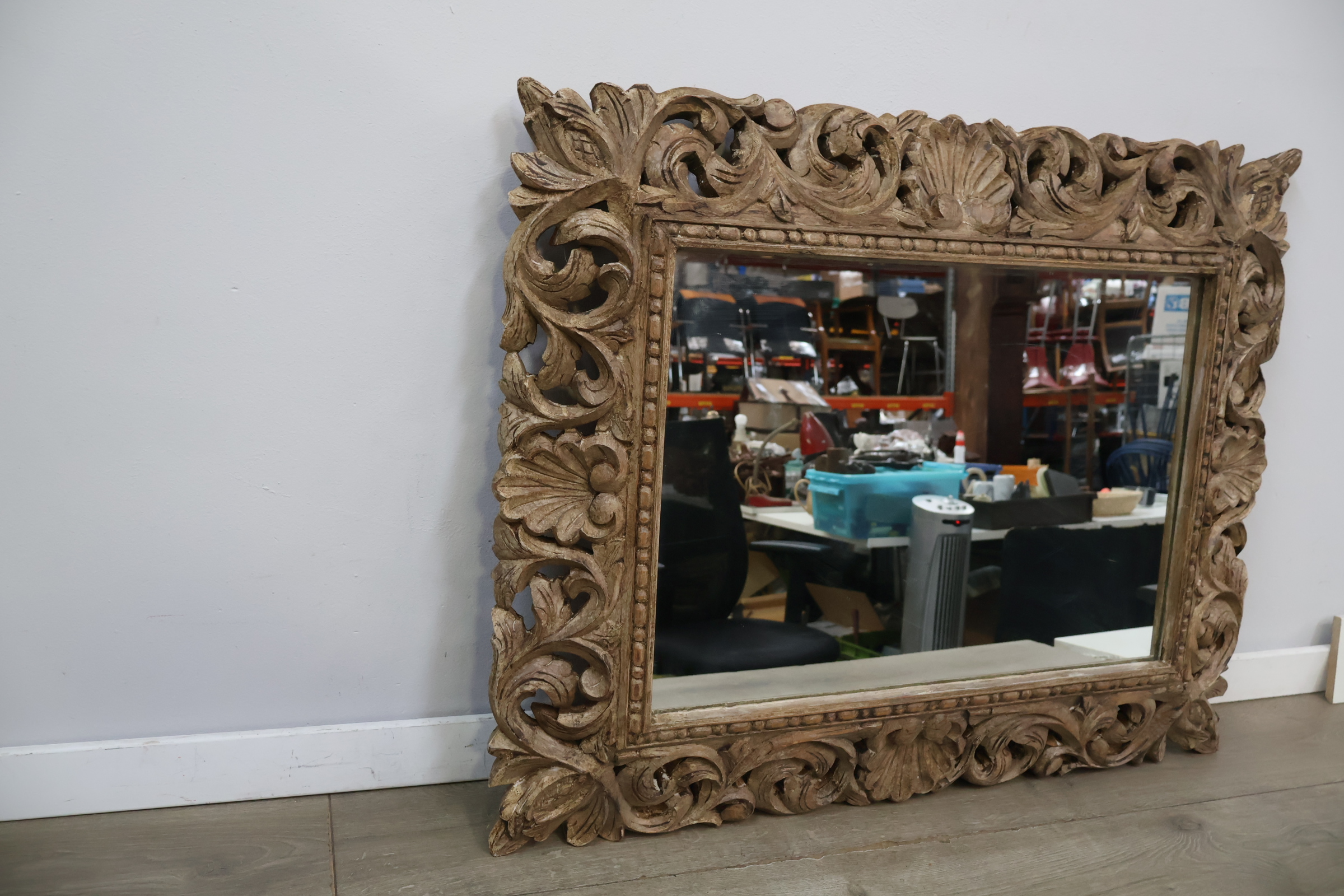 Houten spiegel met decoratief paneel – foto 8 – kavel bij GSD Auctions, Zoeterwoude