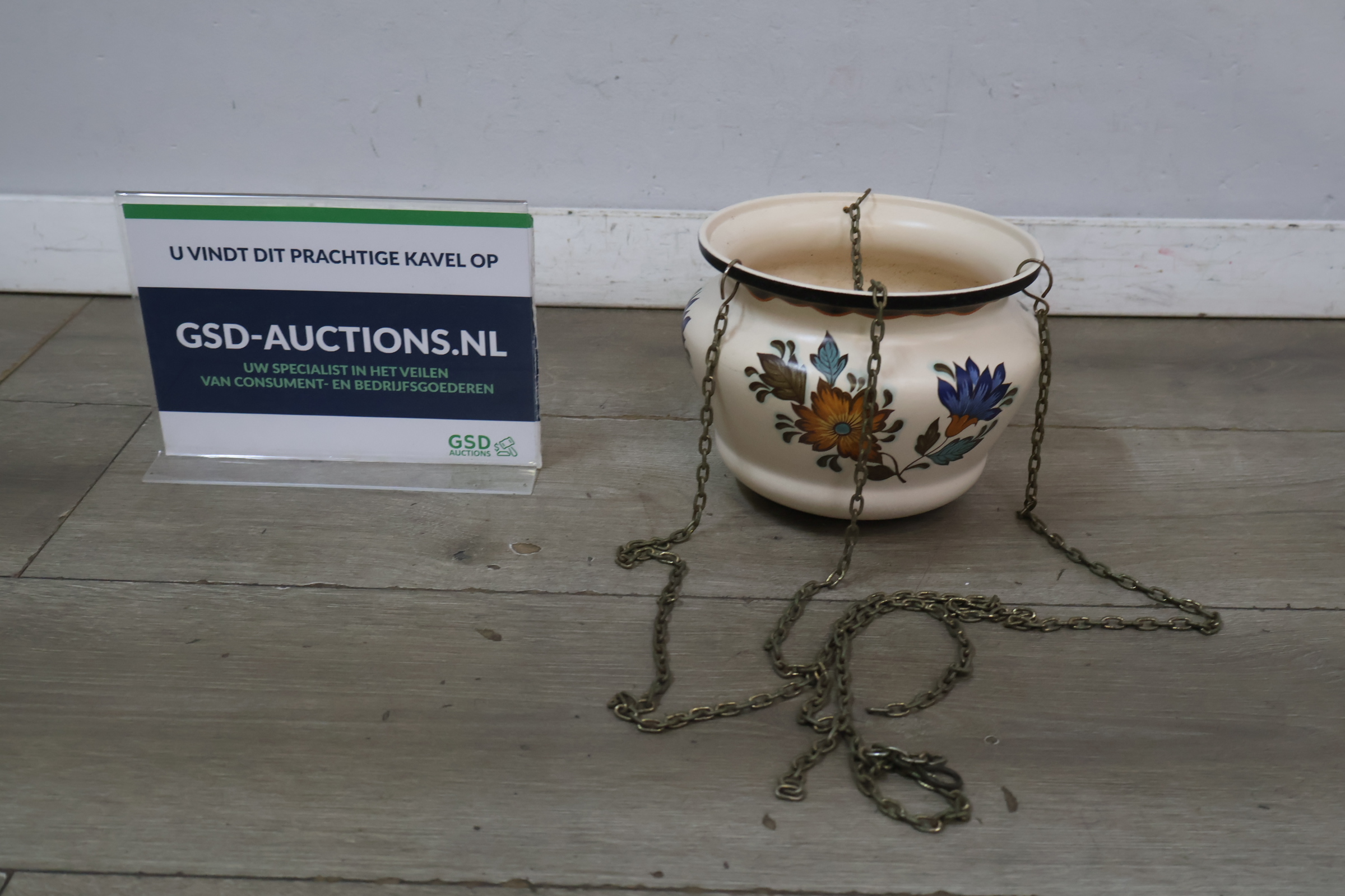 Bloemenmotief hangpot met metalen ketting – kavel bij GSD Auctions, Zoeterwoude