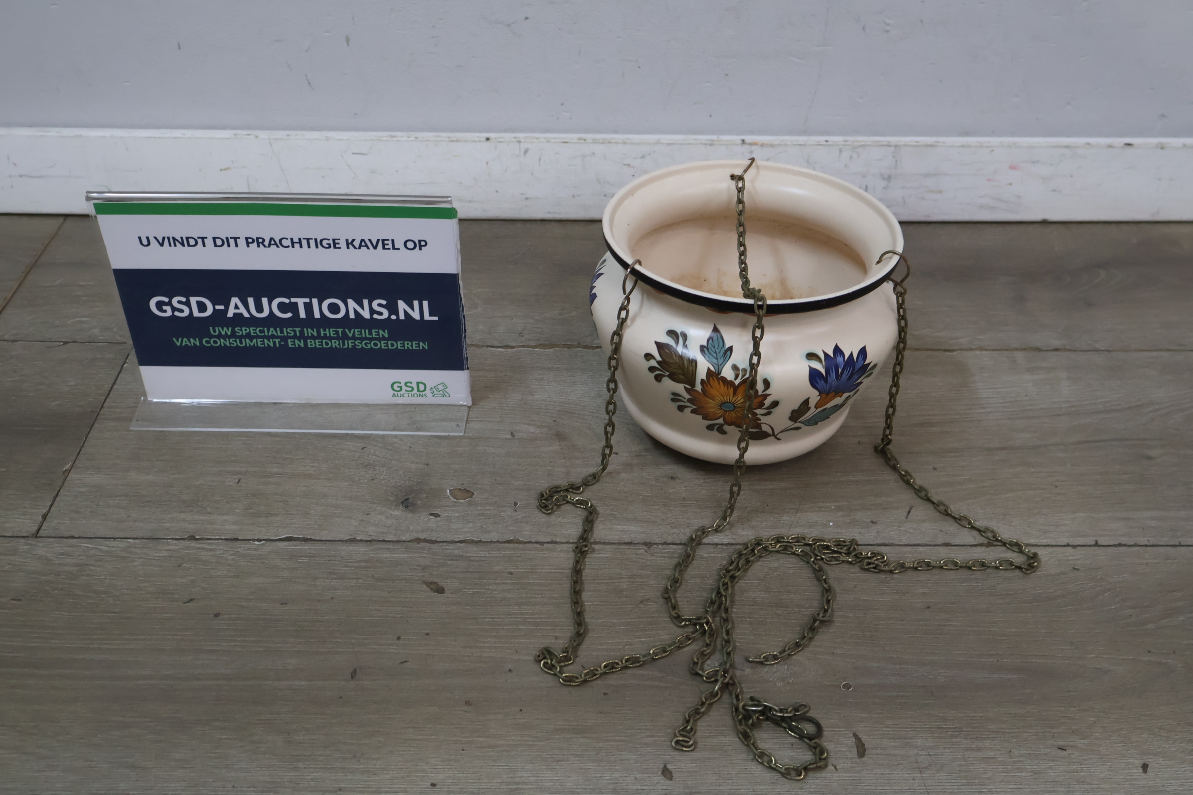 Bloemenmotief hangpot met metalen ketting – foto 2 – kavel bij GSD Auctions, Zoeterwoude