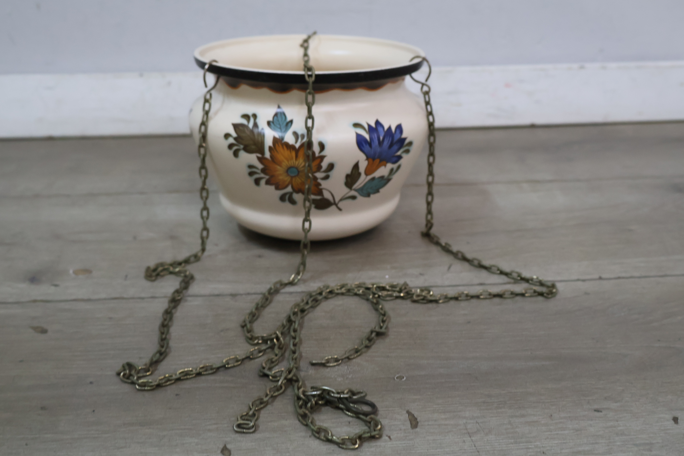 Bloemenmotief hangpot met metalen ketting – foto 3 – kavel bij GSD Auctions, Zoeterwoude