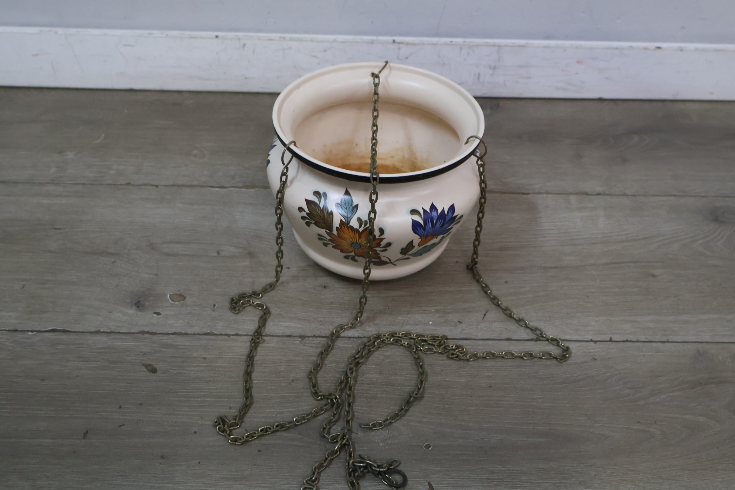 Bloemenmotief hangpot met metalen ketting – foto 4 – kavel bij GSD Auctions, Zoeterwoude