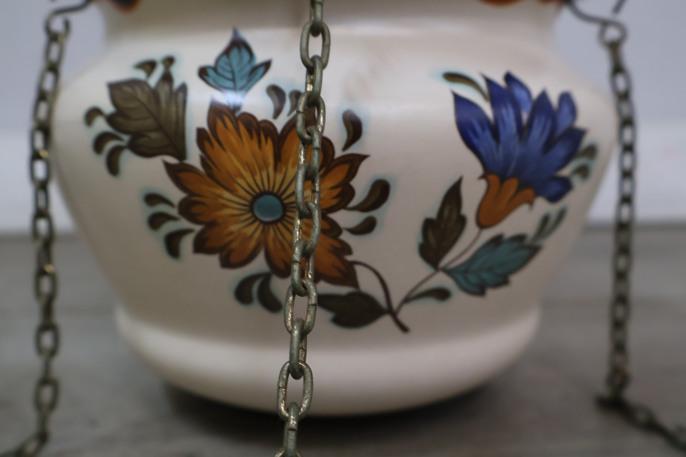 Bloemenmotief hangpot met metalen ketting – foto 6 – kavel bij GSD Auctions, Zoeterwoude