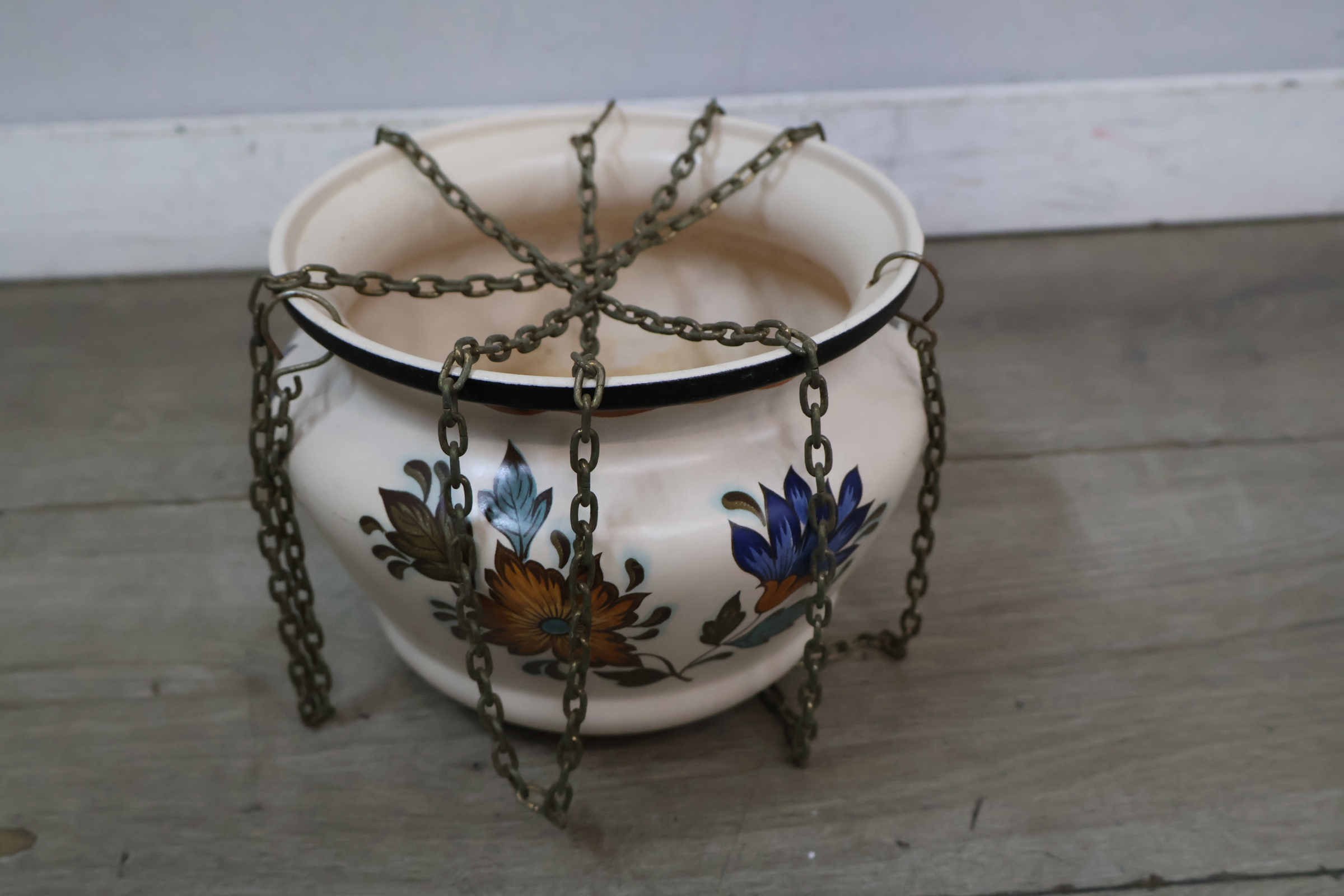 Bloemenmotief hangpot met metalen ketting – foto 7 – kavel bij GSD Auctions, Zoeterwoude