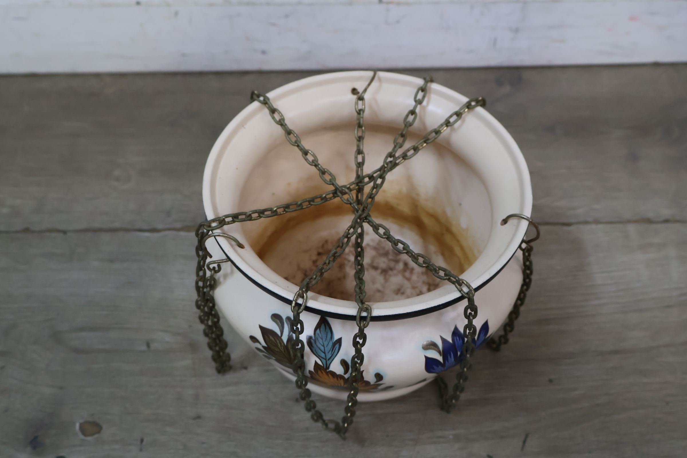 Bloemenmotief hangpot met metalen ketting – foto 8 – kavel bij GSD Auctions, Zoeterwoude