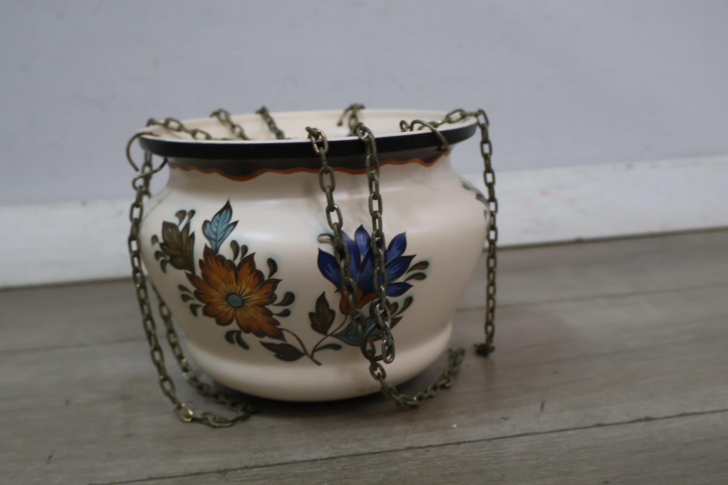 Bloemenmotief hangpot met metalen ketting – foto 9 – kavel bij GSD Auctions, Zoeterwoude