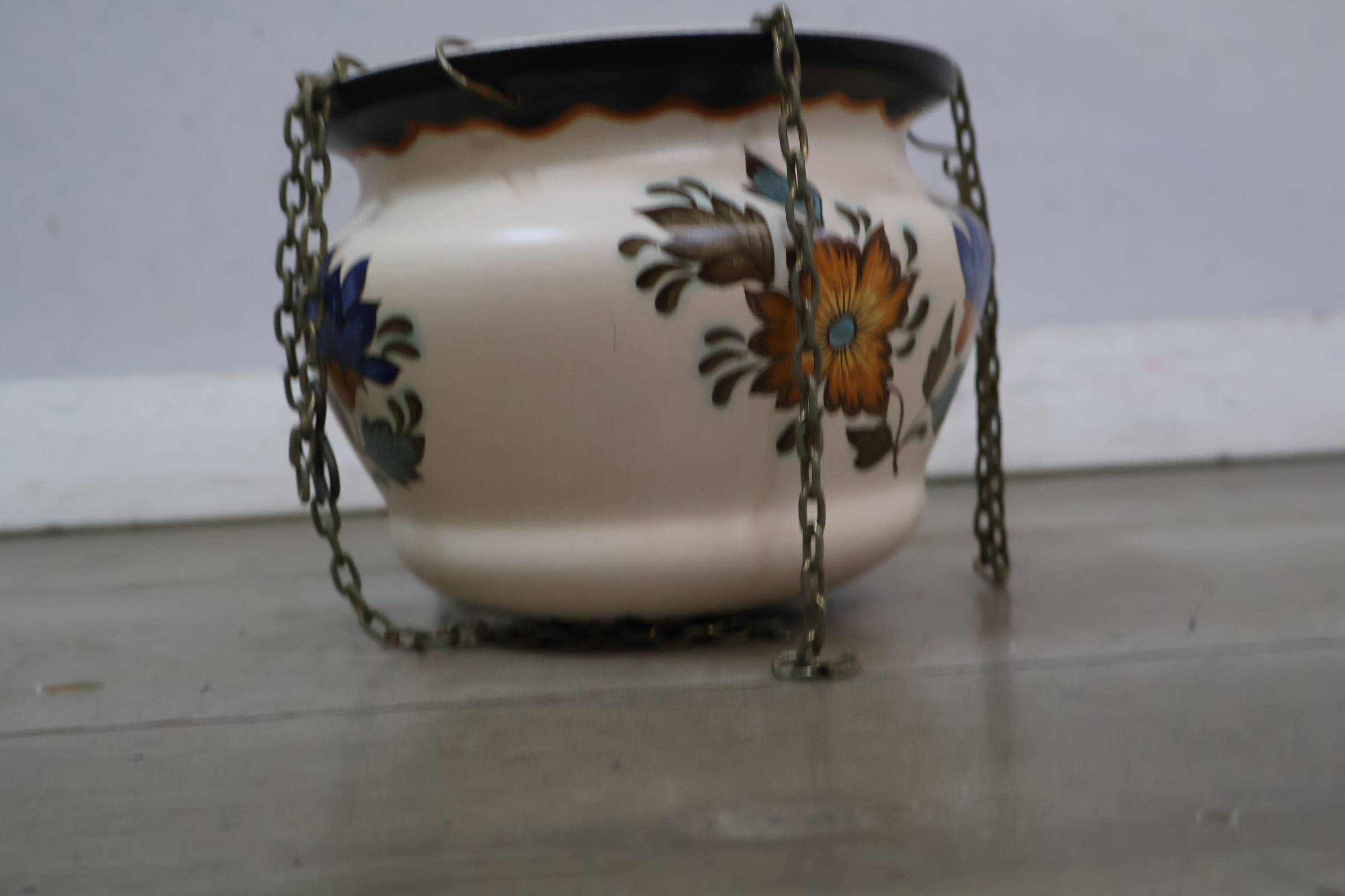Bloemenmotief hangpot met metalen ketting – foto 10 – kavel bij GSD Auctions, Zoeterwoude