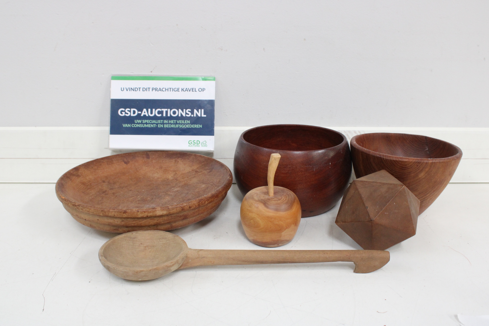 Set houten kommen, lepel en decoratieve objecten – kavel bij GSD Auctions, Zoeterwoude