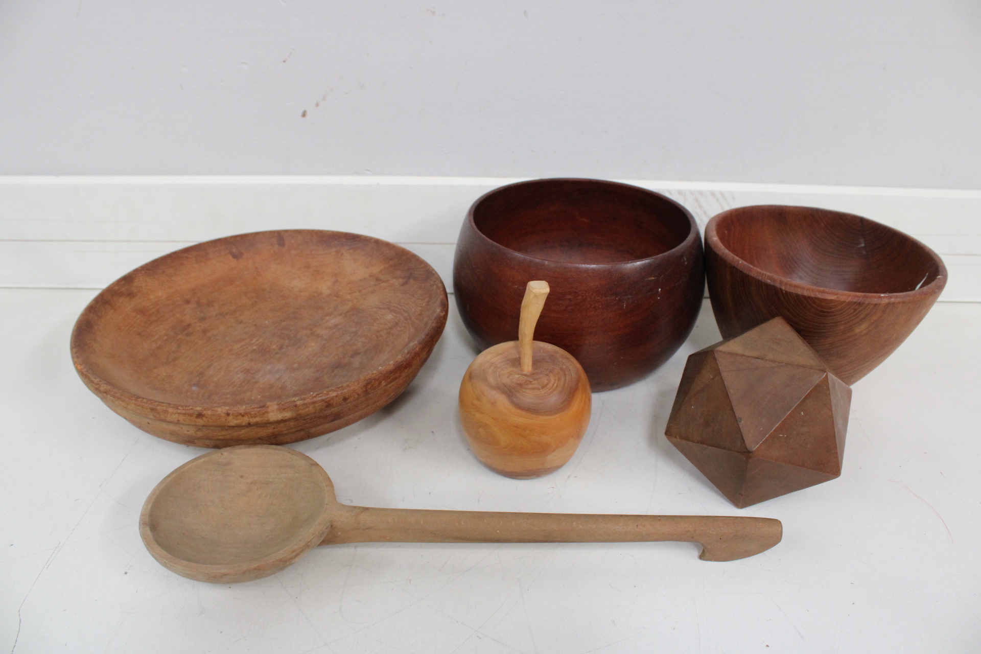 Set houten kommen, lepel en decoratieve objecten – foto 2 – kavel bij GSD Auctions, Zoeterwoude