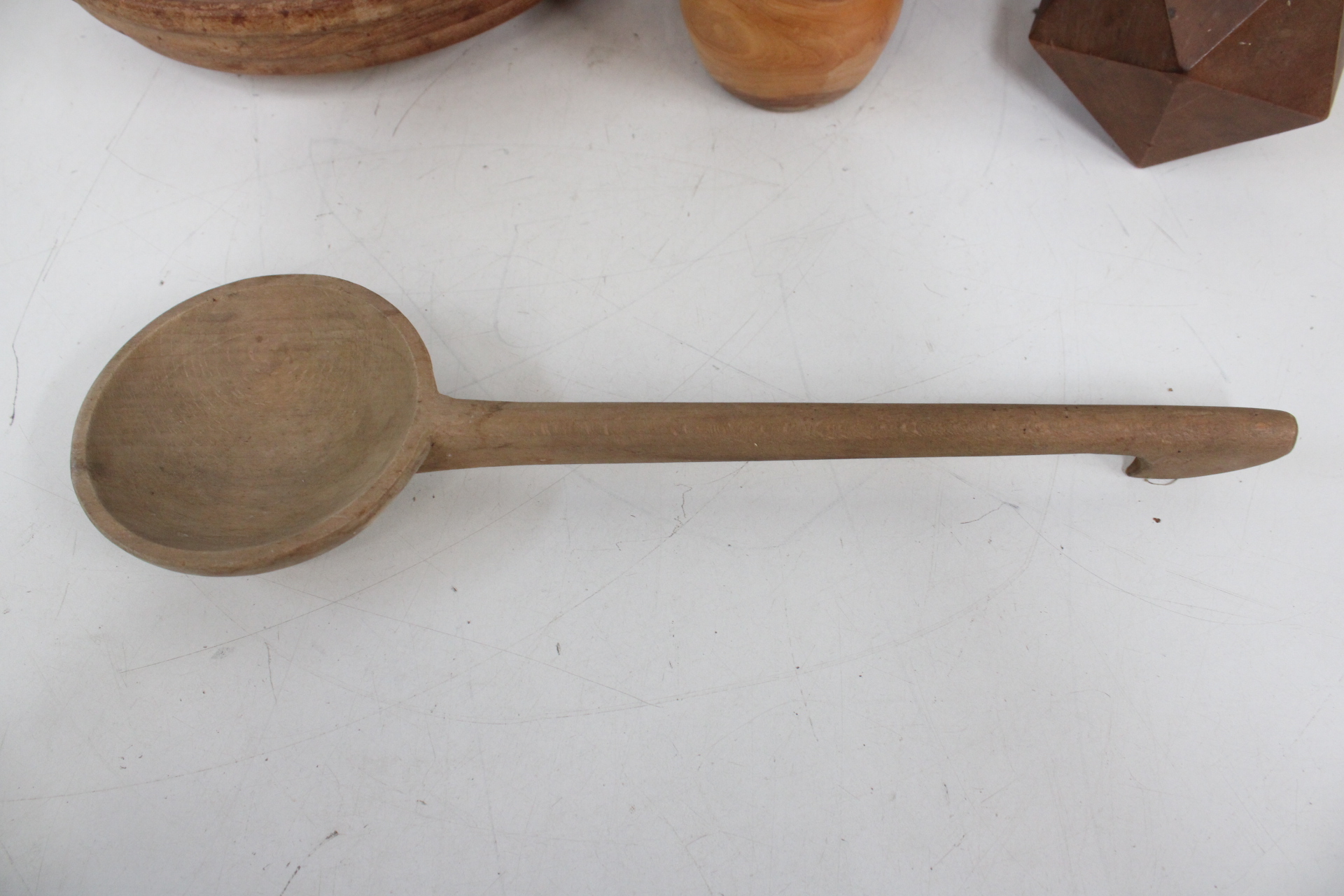 Set houten kommen, lepel en decoratieve objecten – foto 3 – kavel bij GSD Auctions, Zoeterwoude