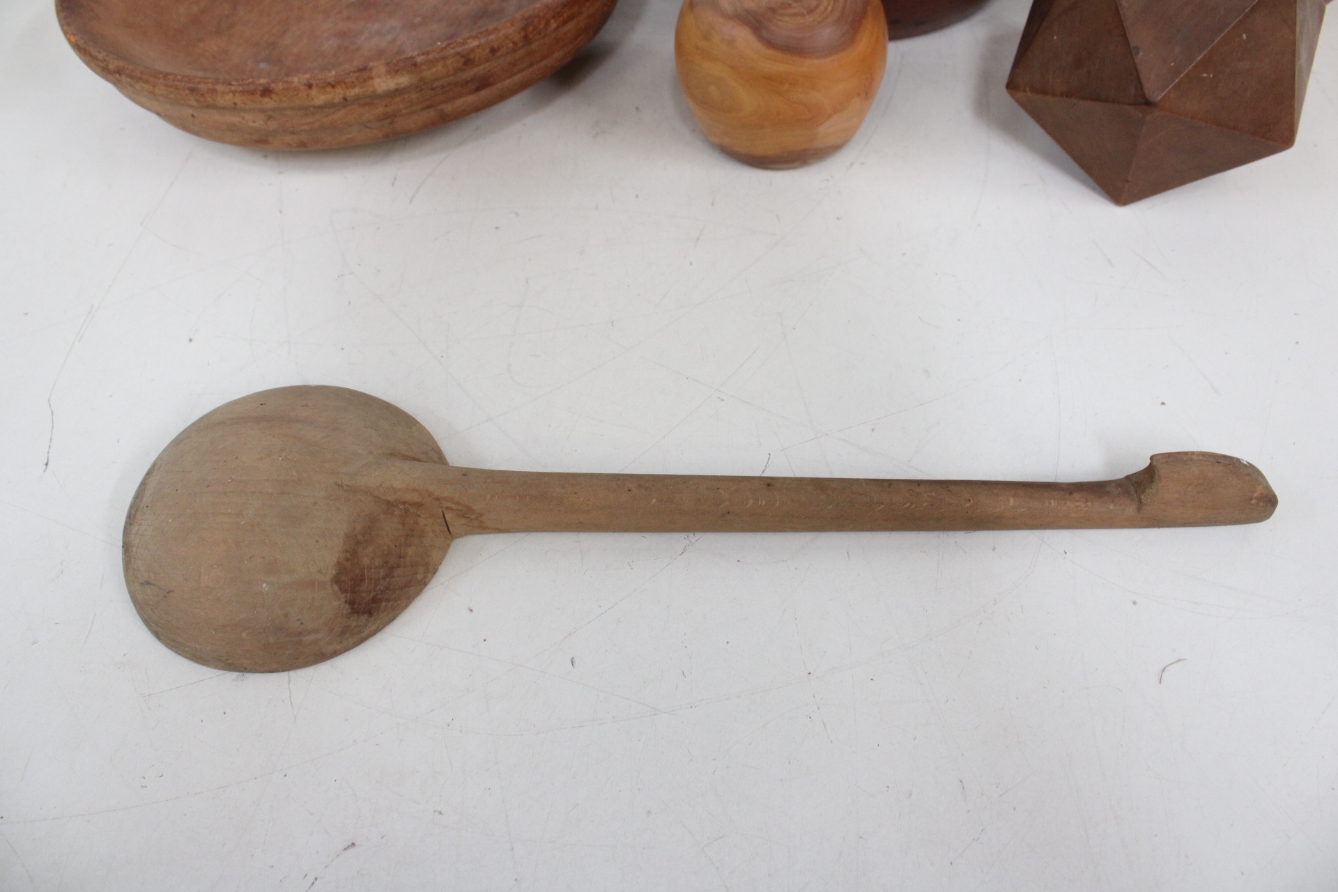 Set houten kommen, lepel en decoratieve objecten – foto 4 – kavel bij GSD Auctions, Zoeterwoude