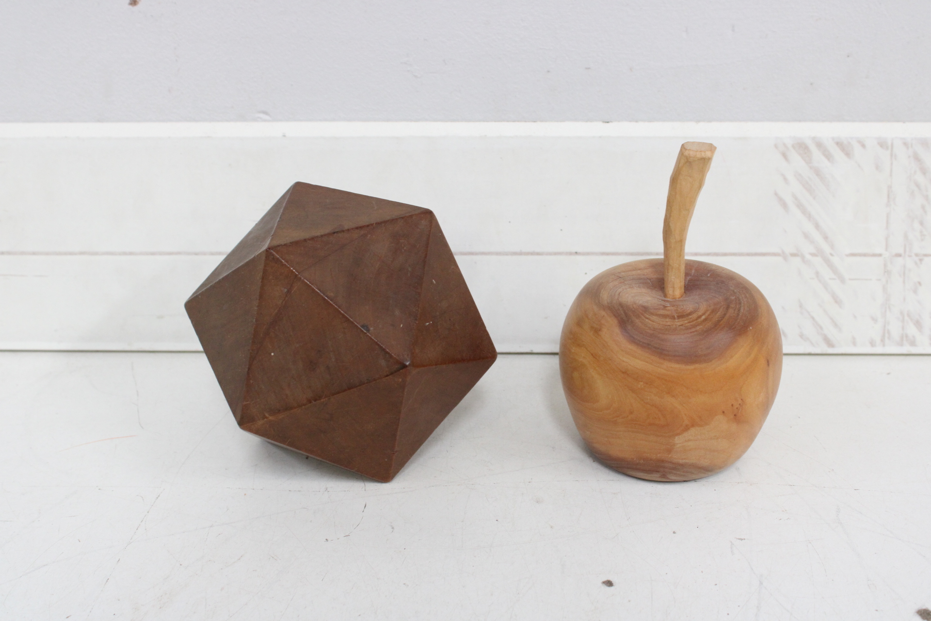 Set houten kommen, lepel en decoratieve objecten – foto 10 – kavel bij GSD Auctions, Zoeterwoude
