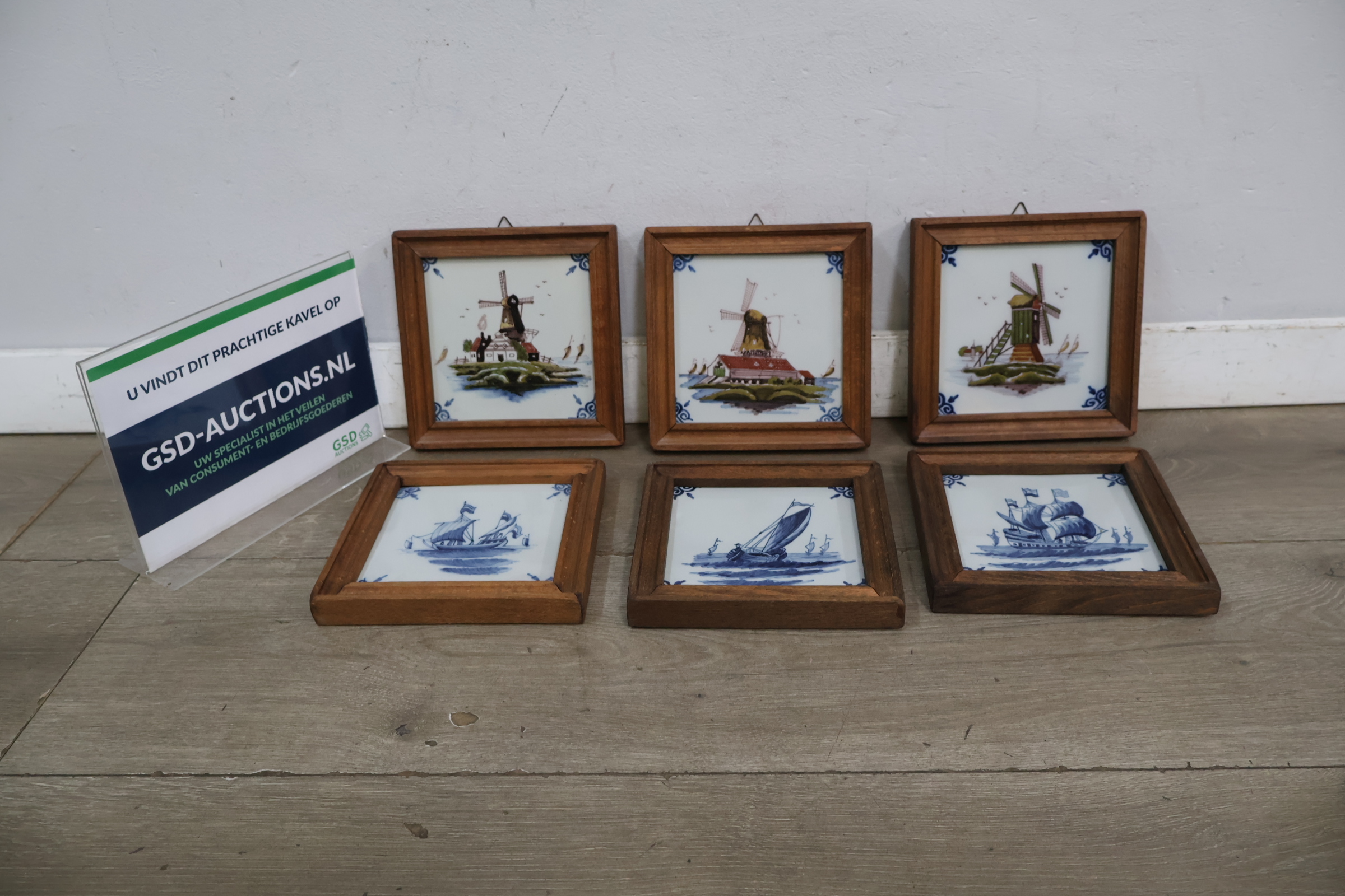Set van 6 Delfts blauwe tegels met houten lijsten – kavel bij GSD Auctions, Zoeterwoude