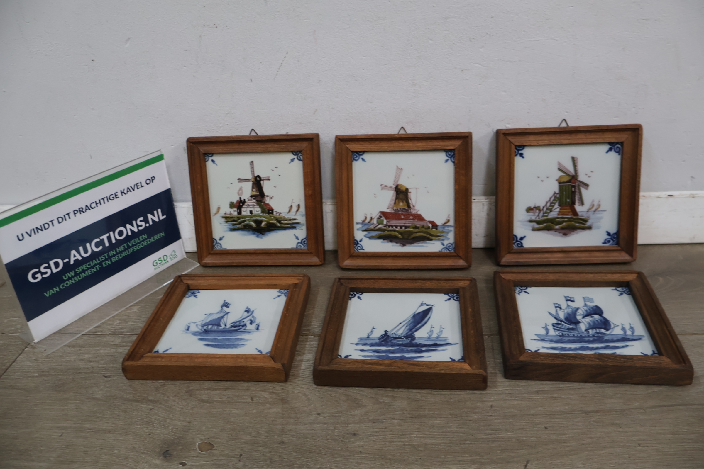 Set van 6 Delfts blauwe tegels met houten lijsten – foto 2 – kavel bij GSD Auctions, Zoeterwoude