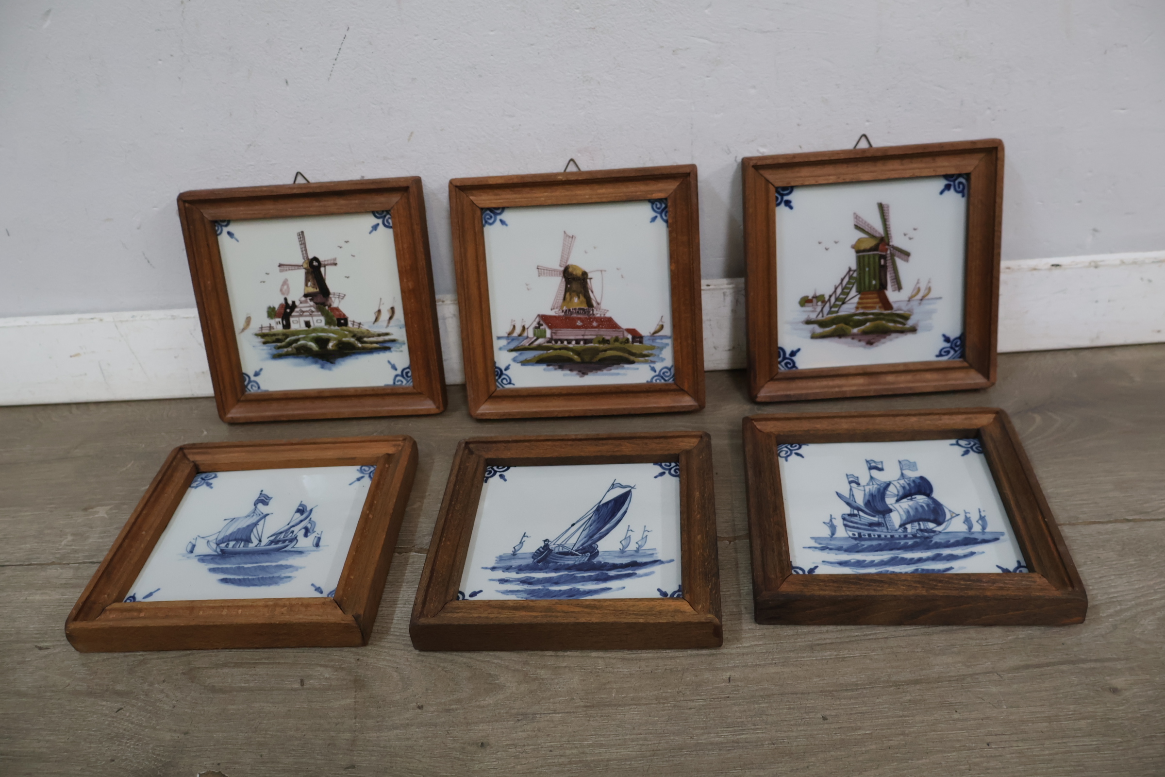 Set van 6 Delfts blauwe tegels met houten lijsten – foto 3 – kavel bij GSD Auctions, Zoeterwoude