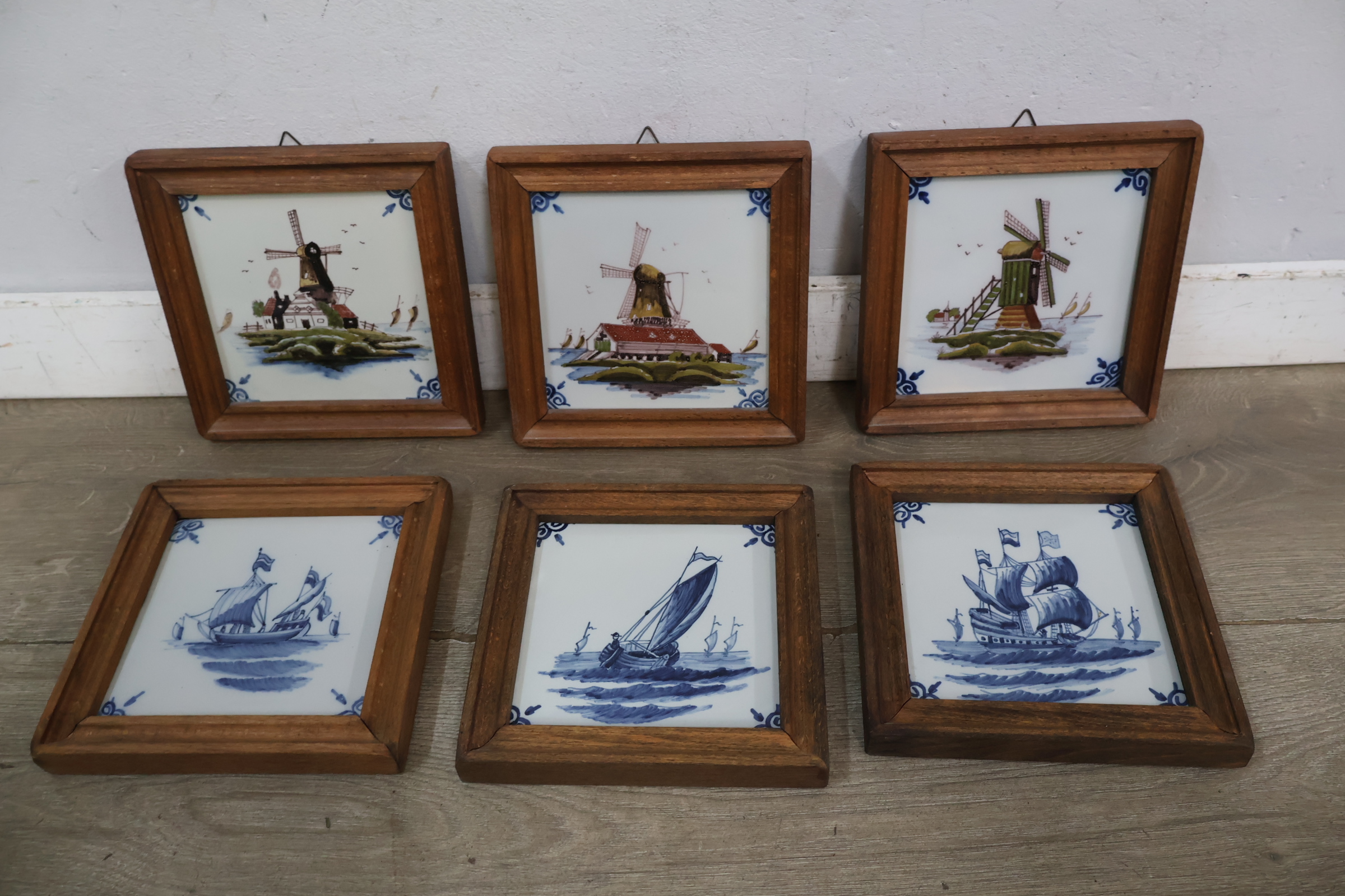 Set van 6 Delfts blauwe tegels met houten lijsten – foto 4 – kavel bij GSD Auctions, Zoeterwoude