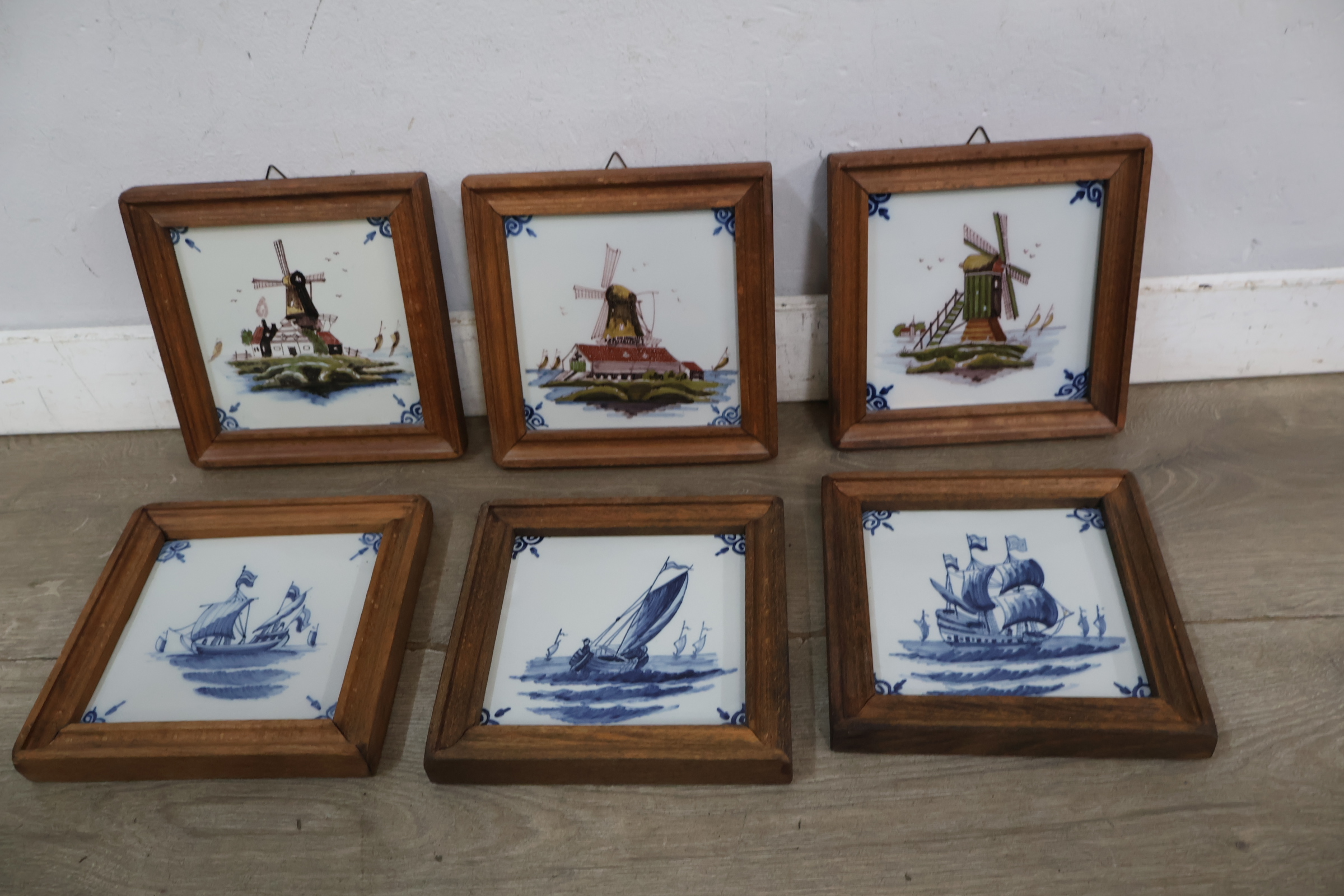 Set van 6 Delfts blauwe tegels met houten lijsten – foto 5 – kavel bij GSD Auctions, Zoeterwoude