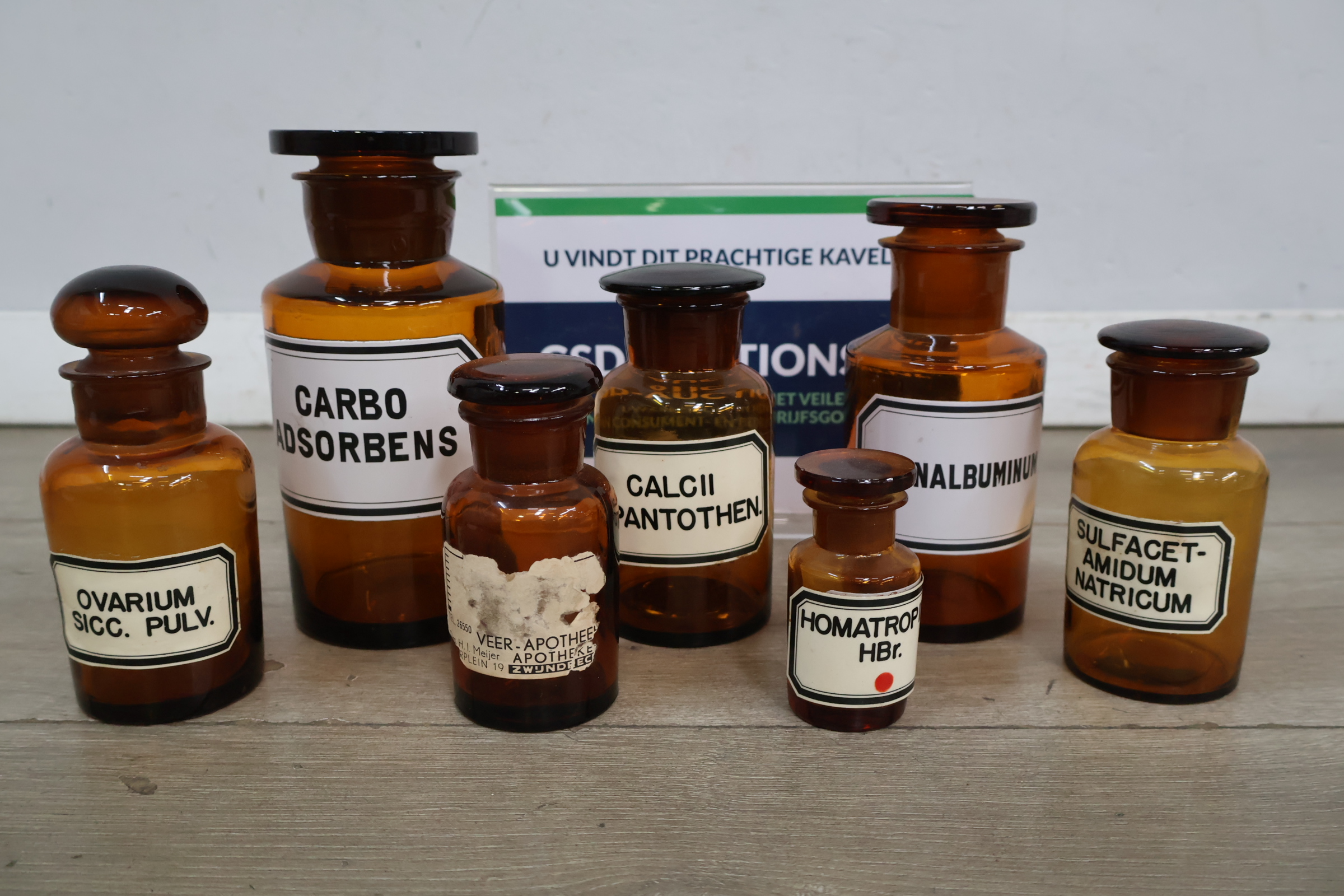 Set antieke bruine medicijnflessen met witte etiketten – kavel bij GSD Auctions, Zoeterwoude