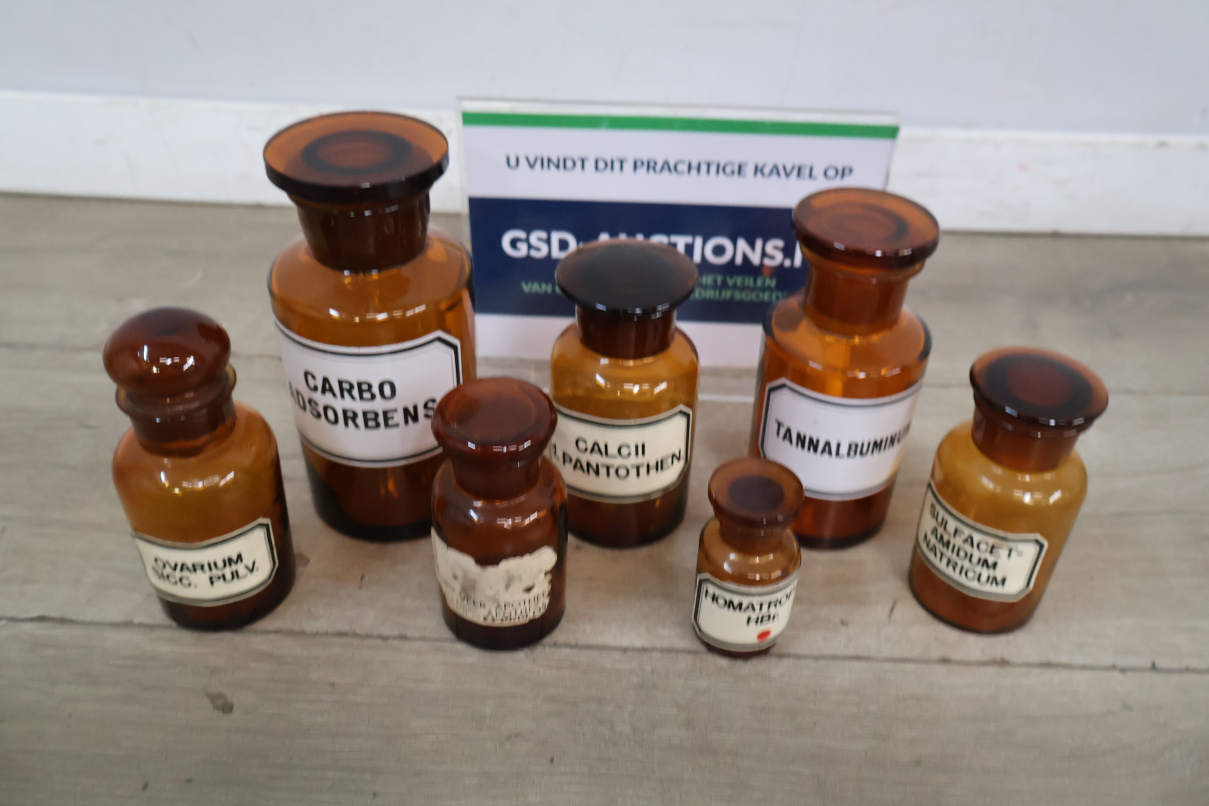 Set antieke bruine medicijnflessen met witte etiketten – foto 2 – kavel bij GSD Auctions, Zoeterwoude