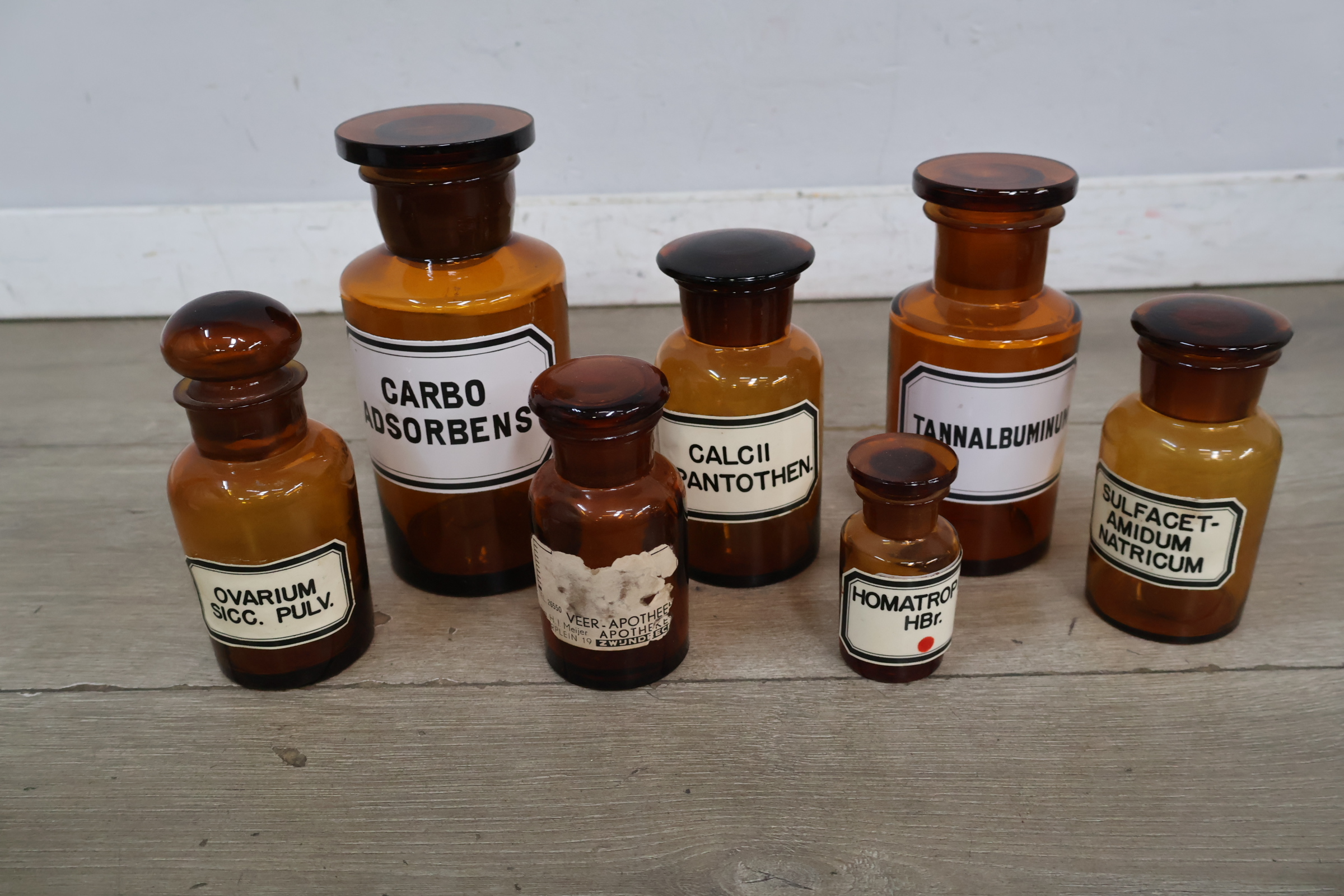 Set antieke bruine medicijnflessen met witte etiketten – foto 3 – kavel bij GSD Auctions, Zoeterwoude