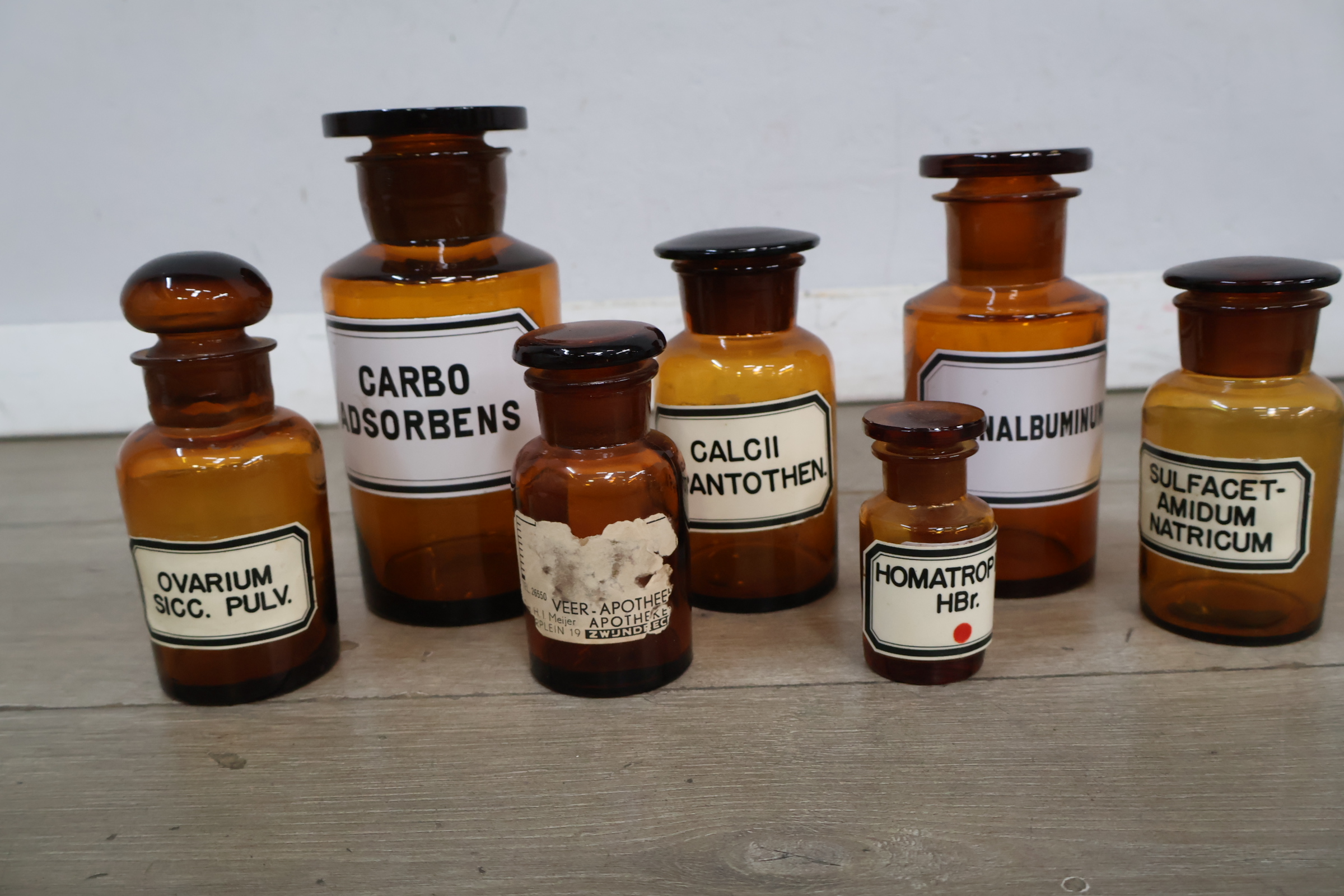 Set antieke bruine medicijnflessen met witte etiketten – foto 4 – kavel bij GSD Auctions, Zoeterwoude