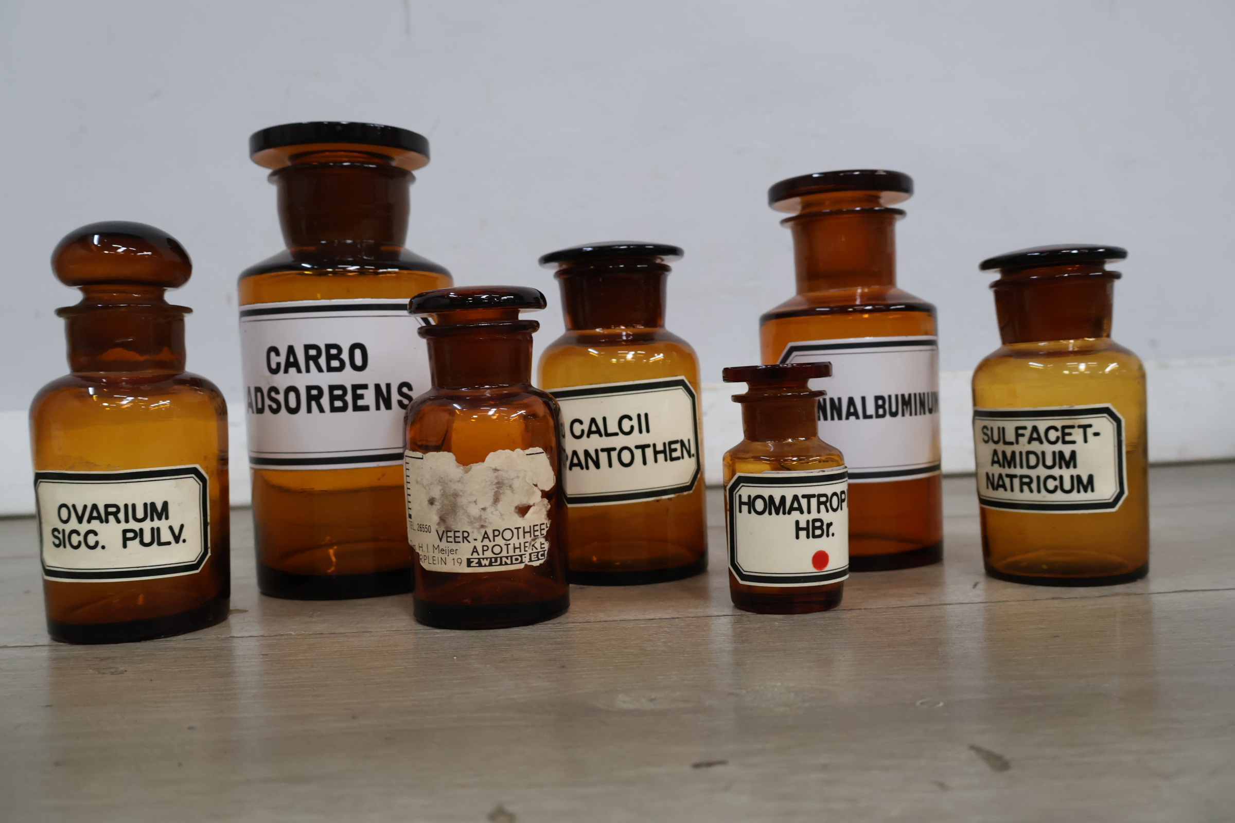 Set antieke bruine medicijnflessen met witte etiketten – foto 5 – kavel bij GSD Auctions, Zoeterwoude