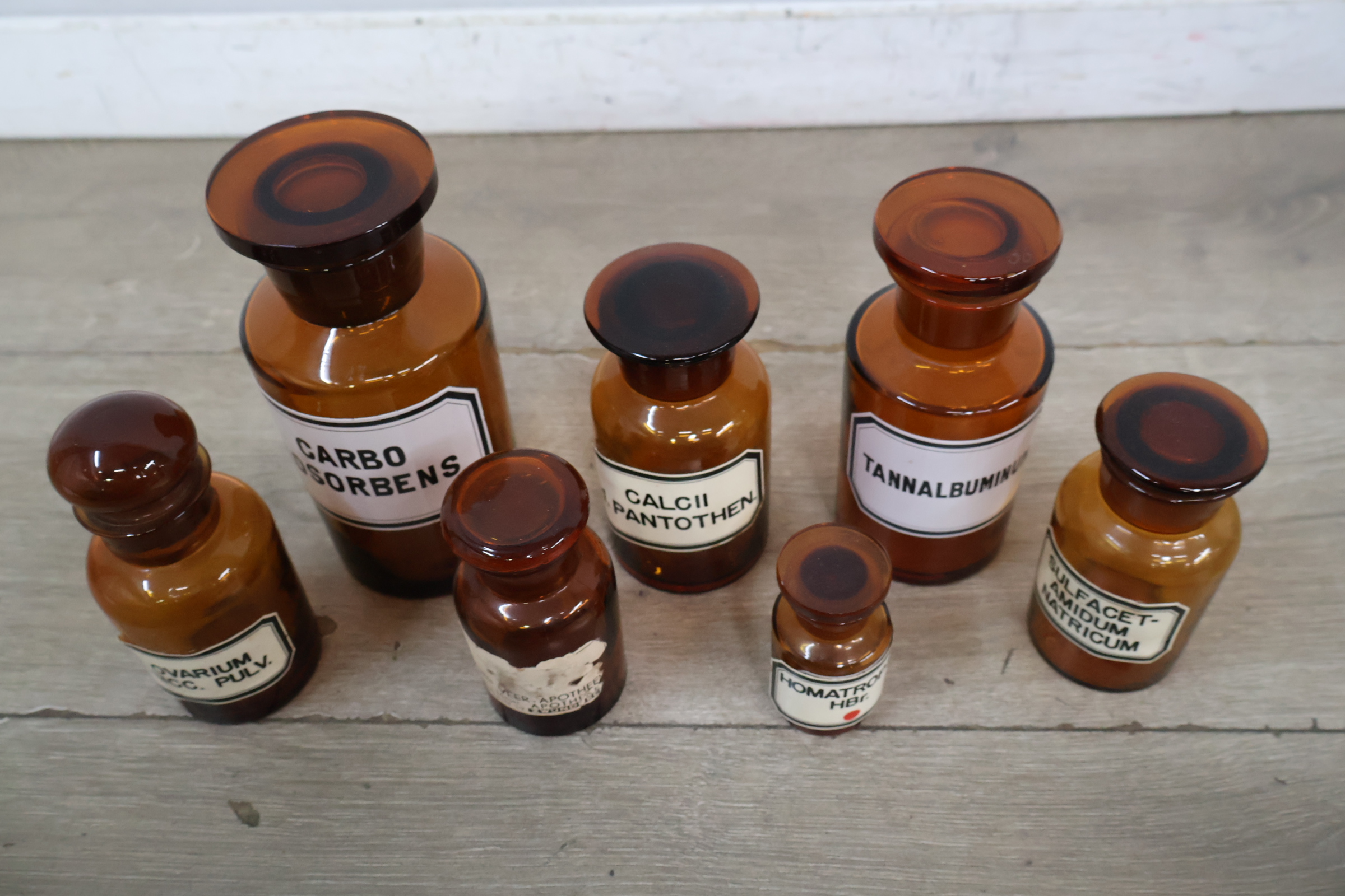 Set antieke bruine medicijnflessen met witte etiketten – foto 6 – kavel bij GSD Auctions, Zoeterwoude