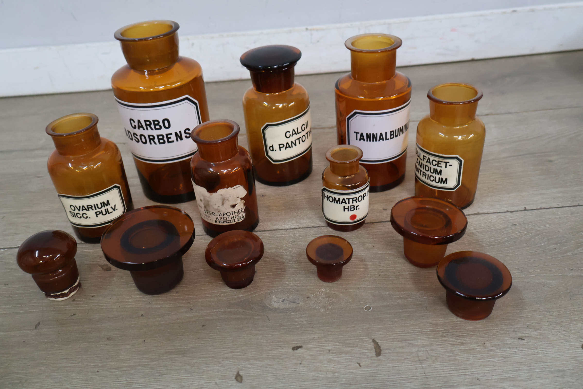 Set antieke bruine medicijnflessen met witte etiketten – foto 7 – kavel bij GSD Auctions, Zoeterwoude