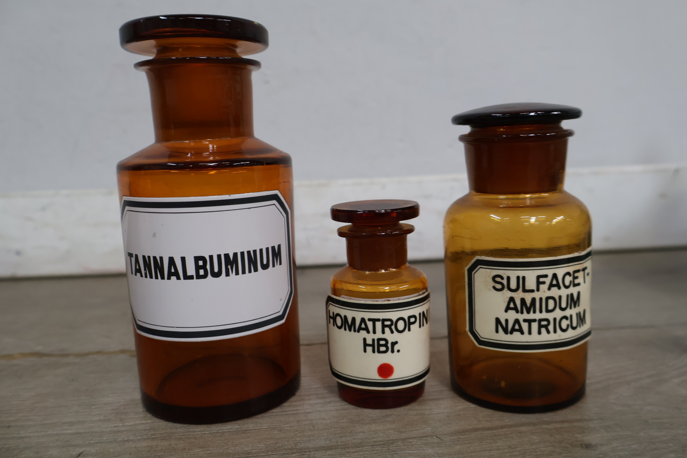 Set antieke bruine medicijnflessen met witte etiketten – foto 8 – kavel bij GSD Auctions, Zoeterwoude