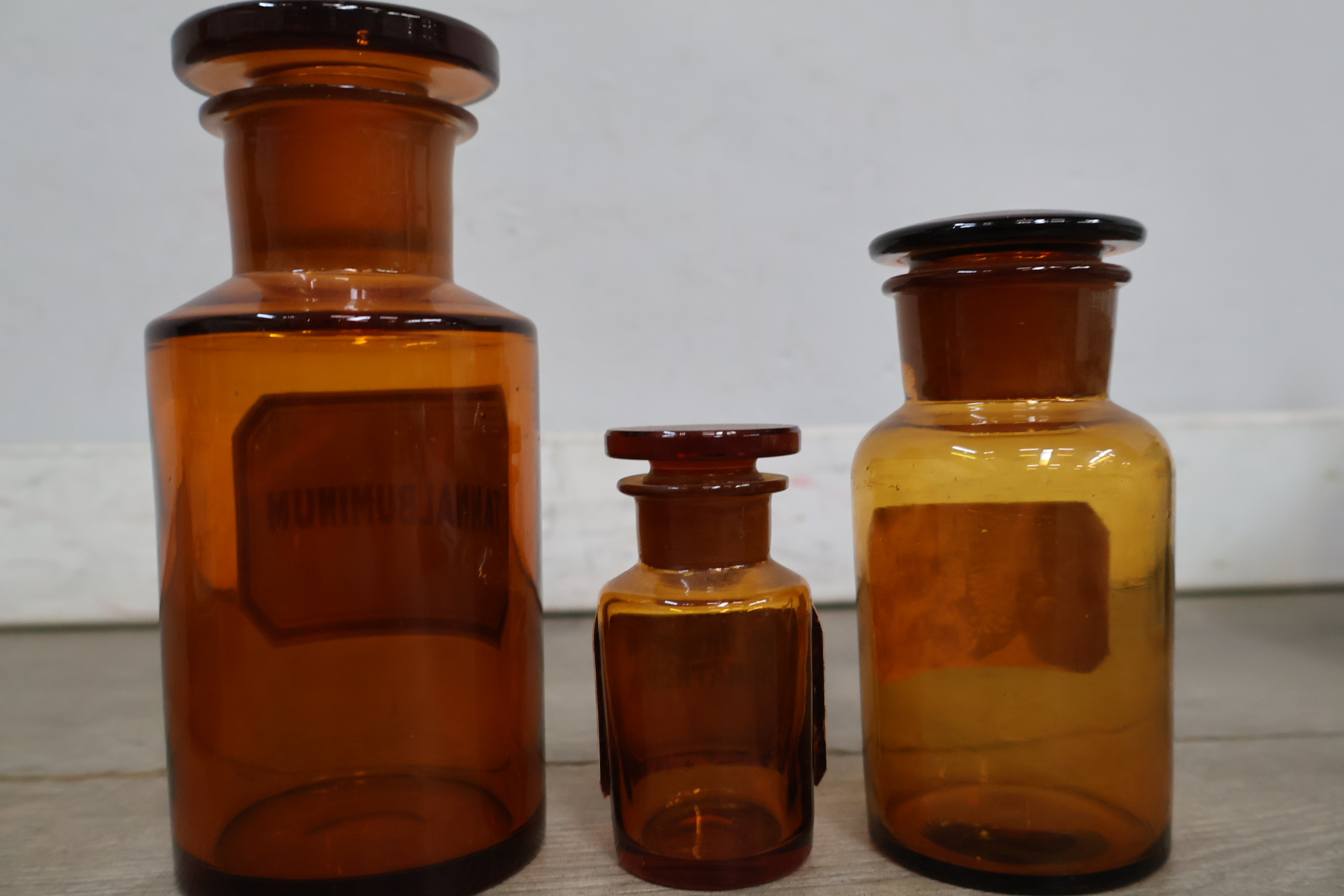 Set antieke bruine medicijnflessen met witte etiketten – foto 9 – kavel bij GSD Auctions, Zoeterwoude