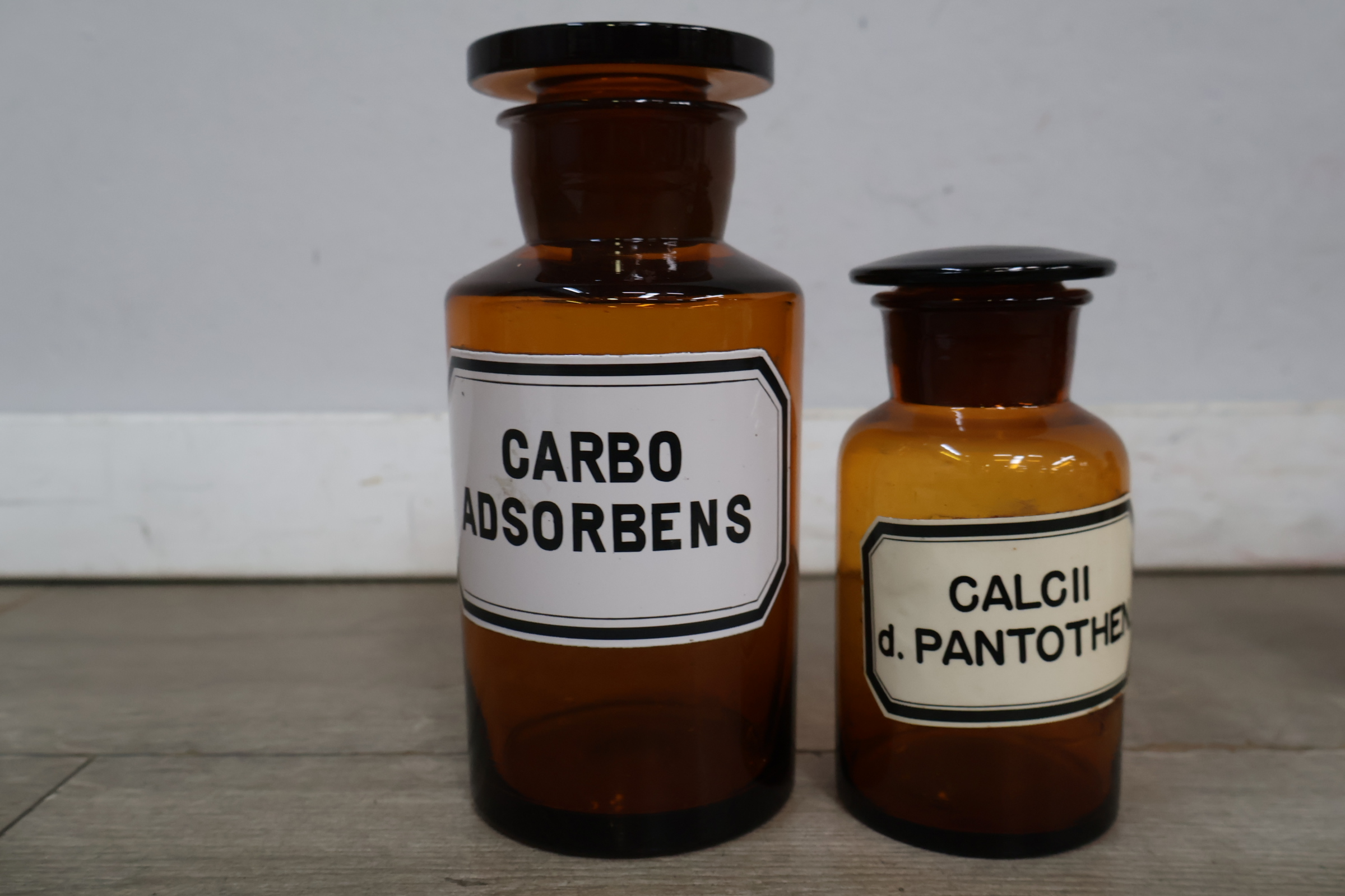 Set antieke bruine medicijnflessen met witte etiketten – foto 10 – kavel bij GSD Auctions, Zoeterwoude