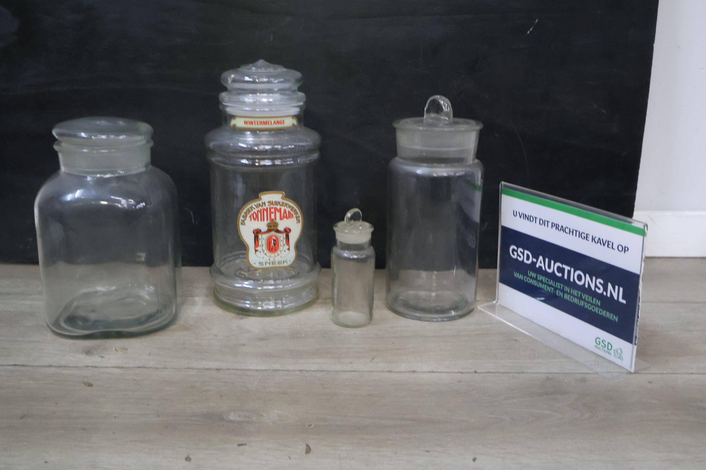 Set van vier glazen voorraadpotten met deksel, waaronder Tonnena – kavel bij GSD Auctions, Zoeterwoude