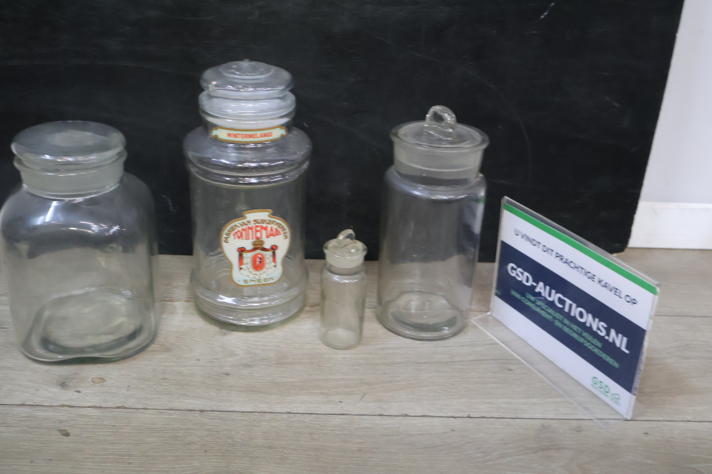 Set van vier glazen voorraadpotten met deksel, waaronder Tonnena – foto 2 – kavel bij GSD Auctions, Zoeterwoude