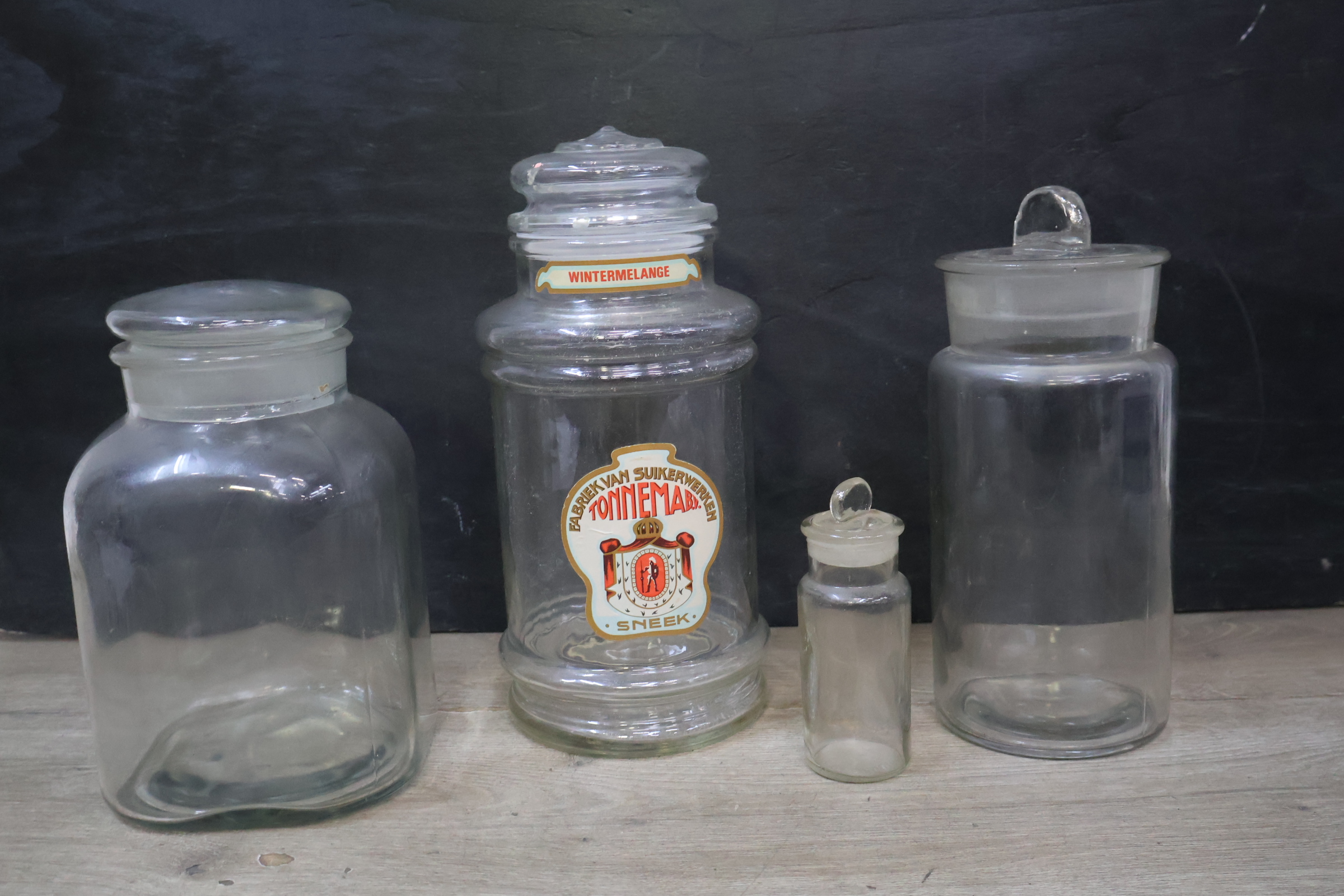 Set van vier glazen voorraadpotten met deksel, waaronder Tonnena – foto 3 – kavel bij GSD Auctions, Zoeterwoude