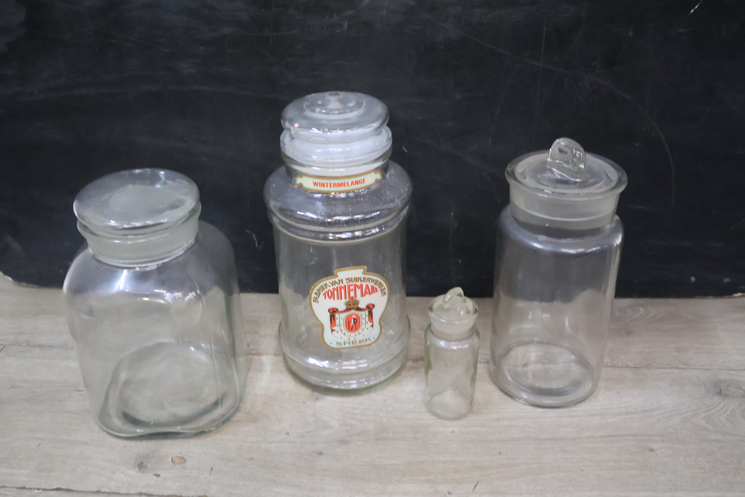 Set van vier glazen voorraadpotten met deksel, waaronder Tonnena – foto 5 – kavel bij GSD Auctions, Zoeterwoude