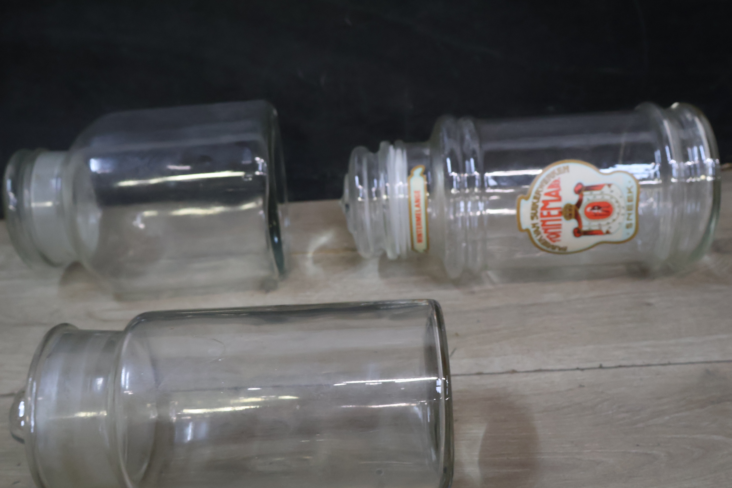 Set van vier glazen voorraadpotten met deksel, waaronder Tonnena – foto 10 – kavel bij GSD Auctions, Zoeterwoude