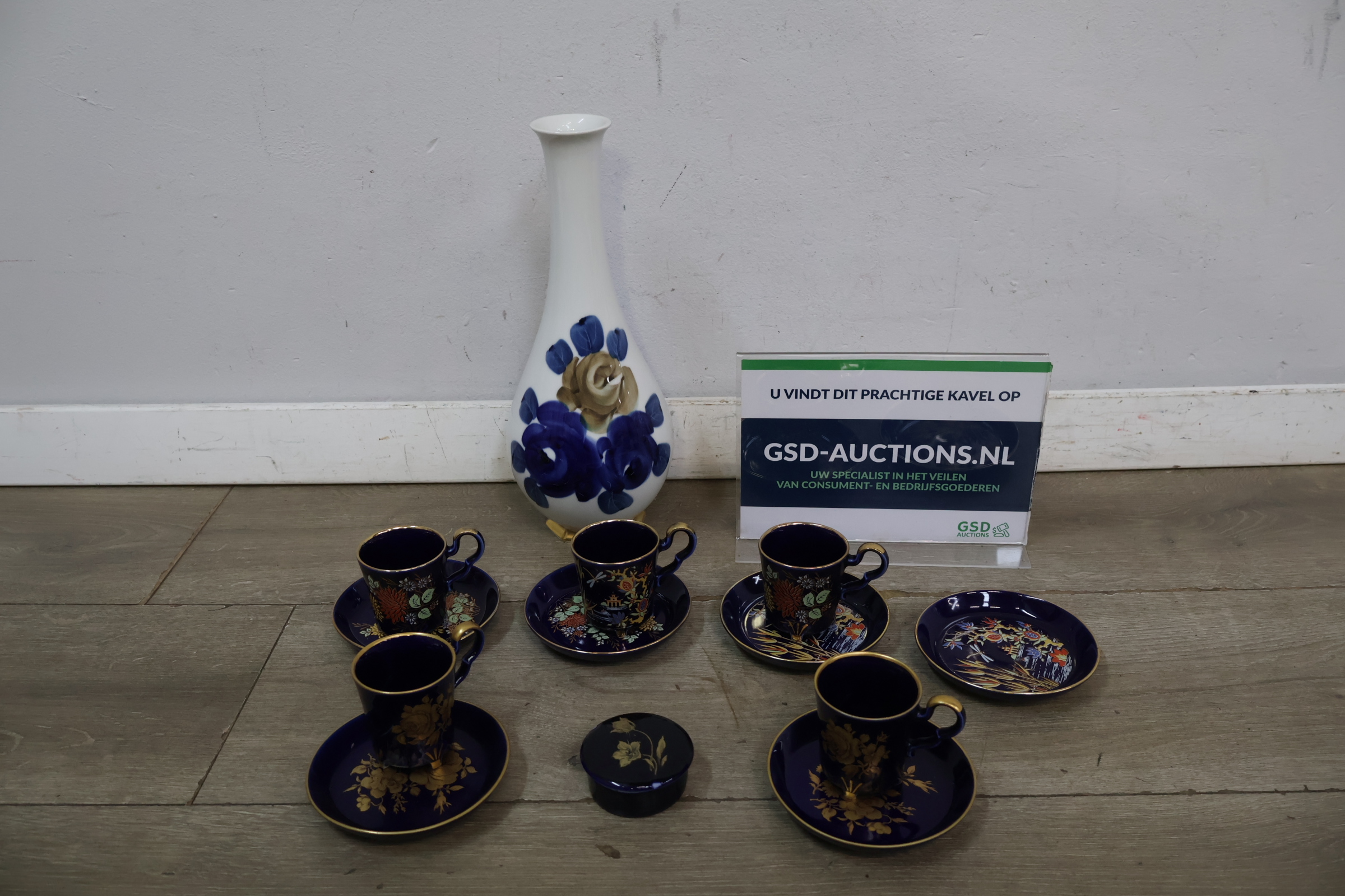 Blauwe koffiekopjes set met schotels en vaasje – kavel bij GSD Auctions, Zoeterwoude