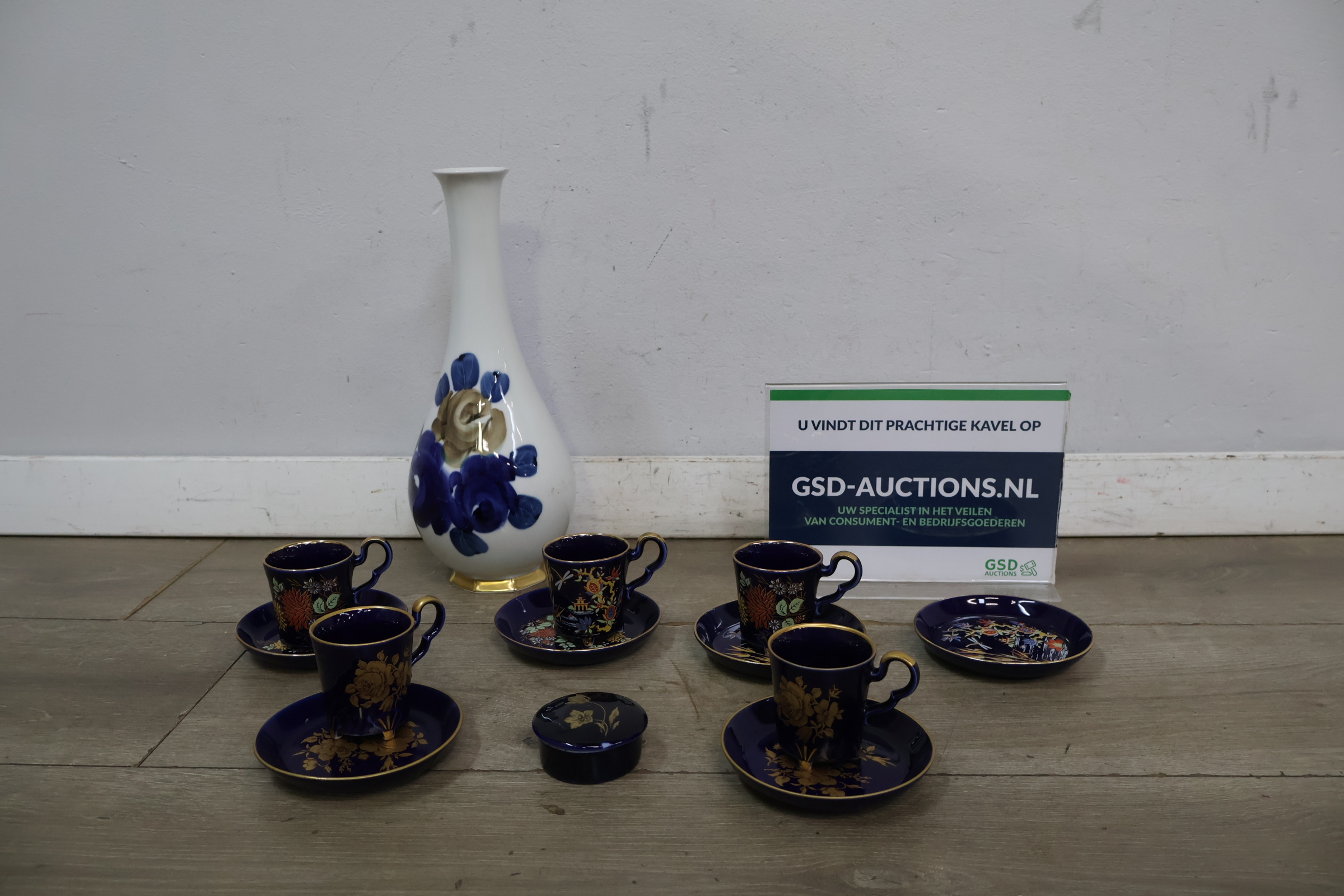Blauwe koffiekopjes set met schotels en vaasje – foto 2 – kavel bij GSD Auctions, Zoeterwoude