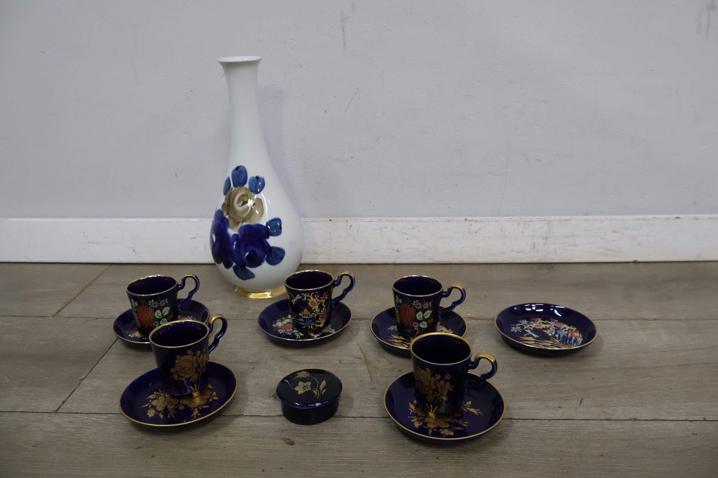 Blauwe koffiekopjes set met schotels en vaasje – foto 3 – kavel bij GSD Auctions, Zoeterwoude