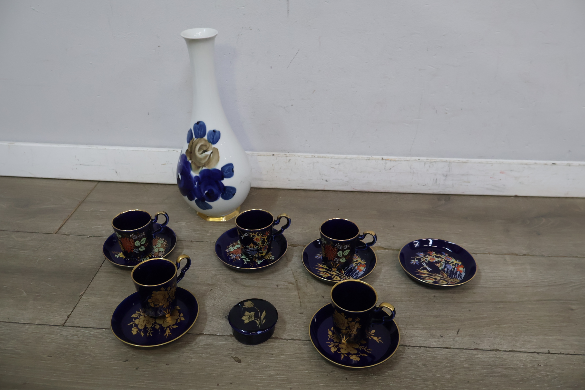 Blauwe koffiekopjes set met schotels en vaasje – foto 4 – kavel bij GSD Auctions, Zoeterwoude