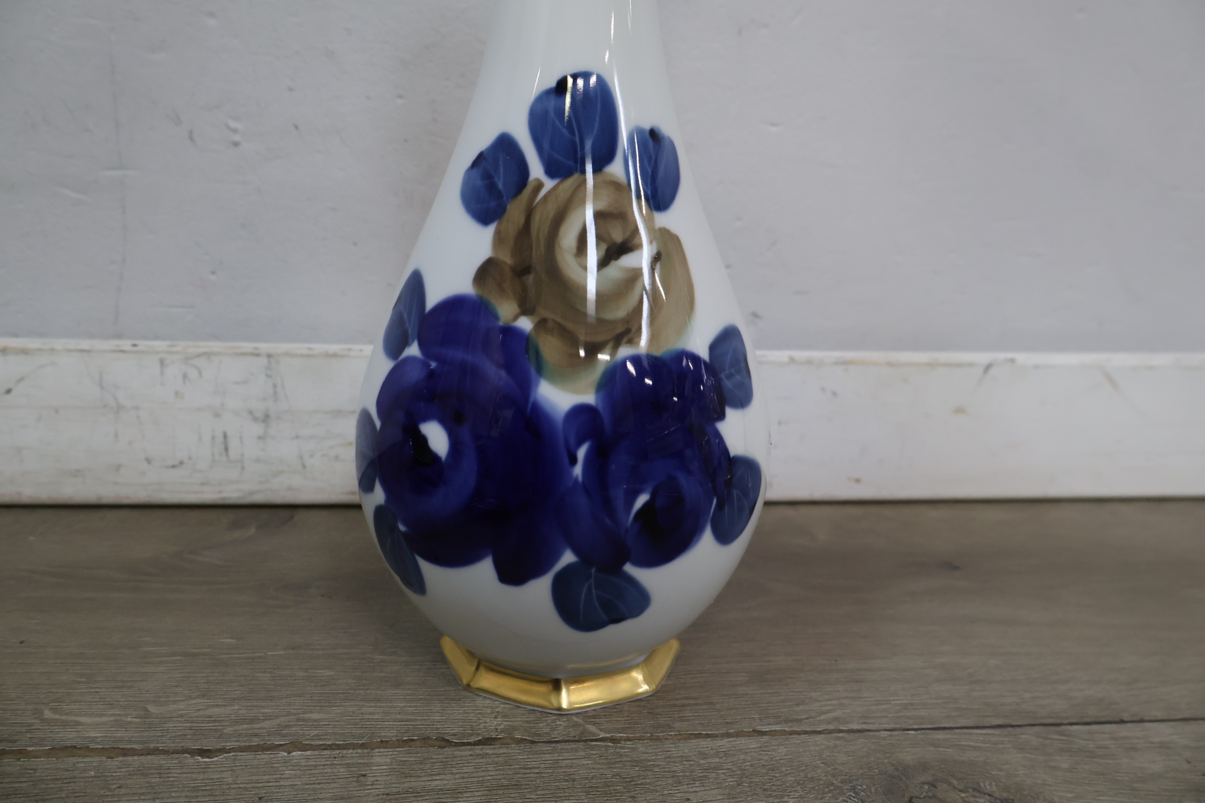 Blauwe koffiekopjes set met schotels en vaasje – foto 5 – kavel bij GSD Auctions, Zoeterwoude
