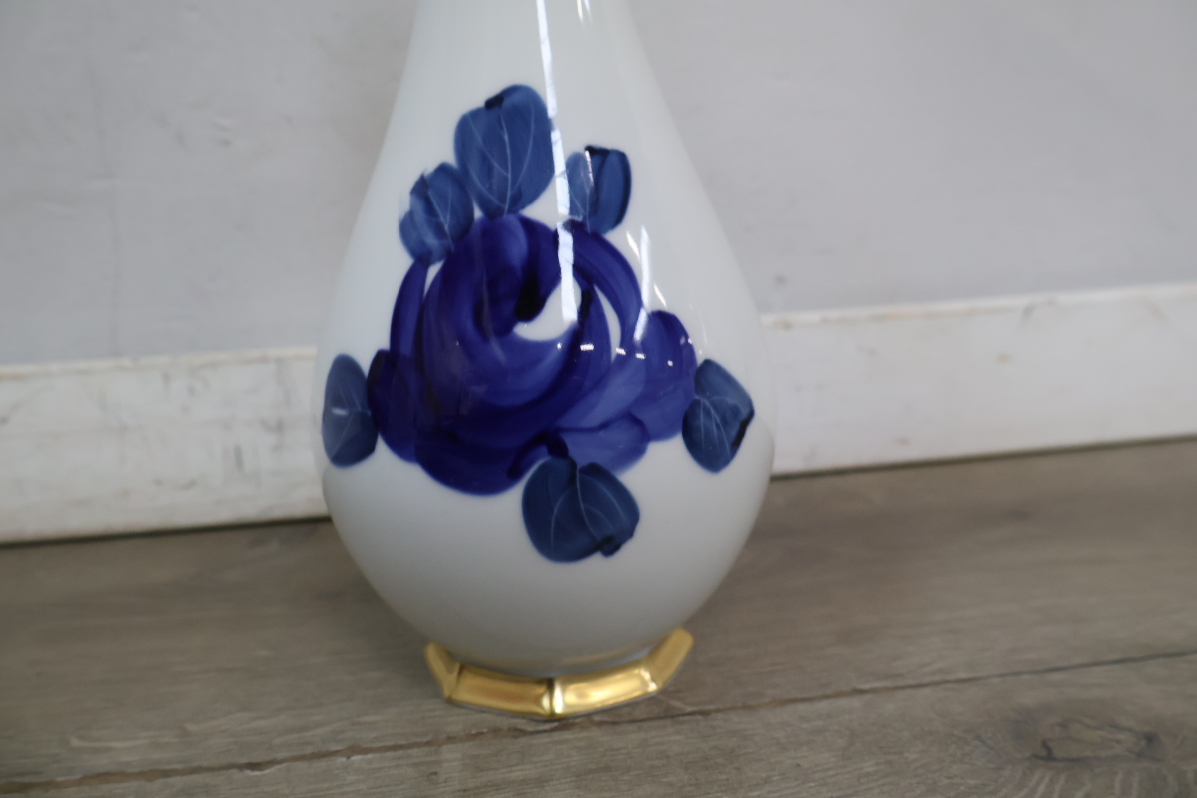 Blauwe koffiekopjes set met schotels en vaasje – foto 6 – kavel bij GSD Auctions, Zoeterwoude