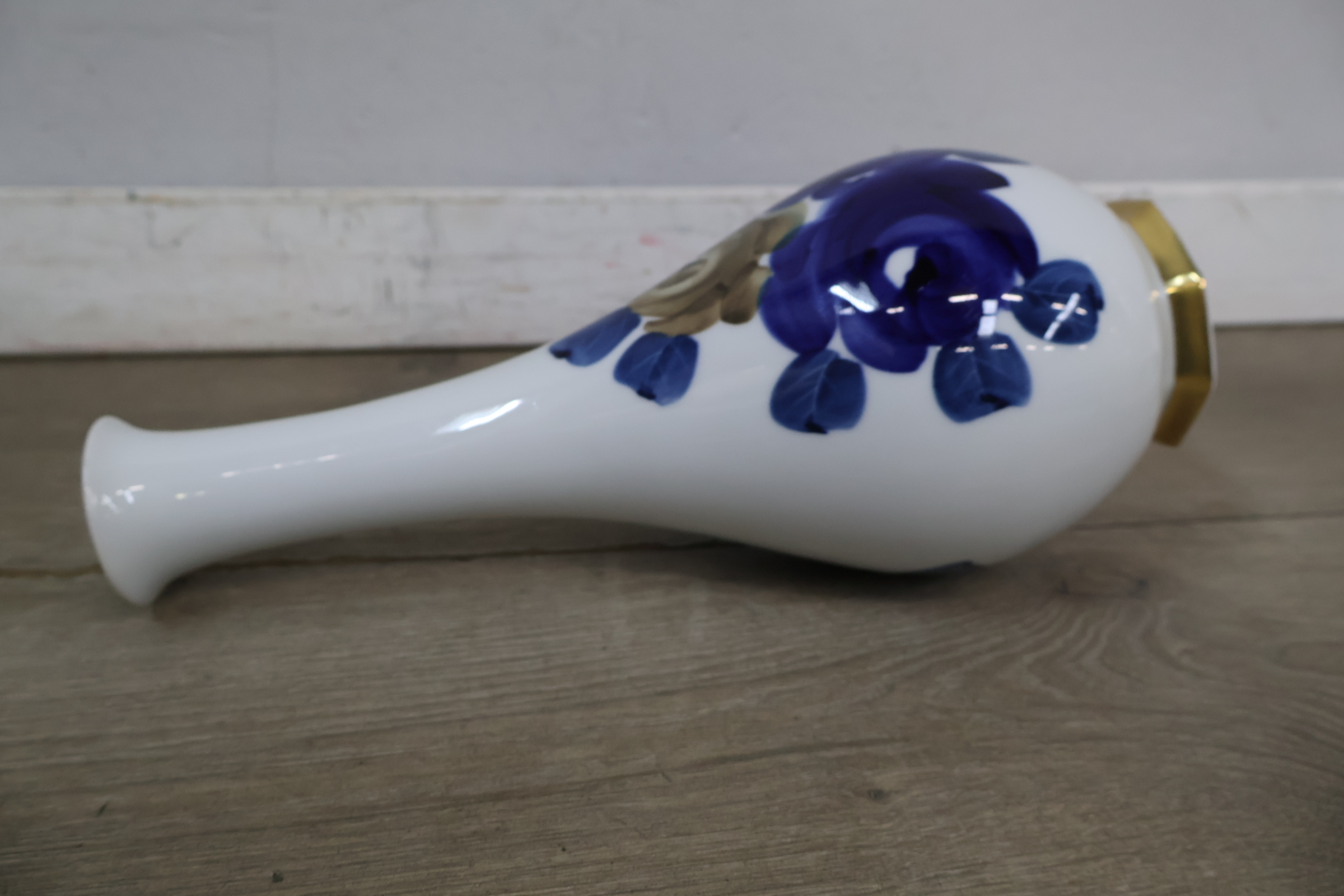 Blauwe koffiekopjes set met schotels en vaasje – foto 7 – kavel bij GSD Auctions, Zoeterwoude