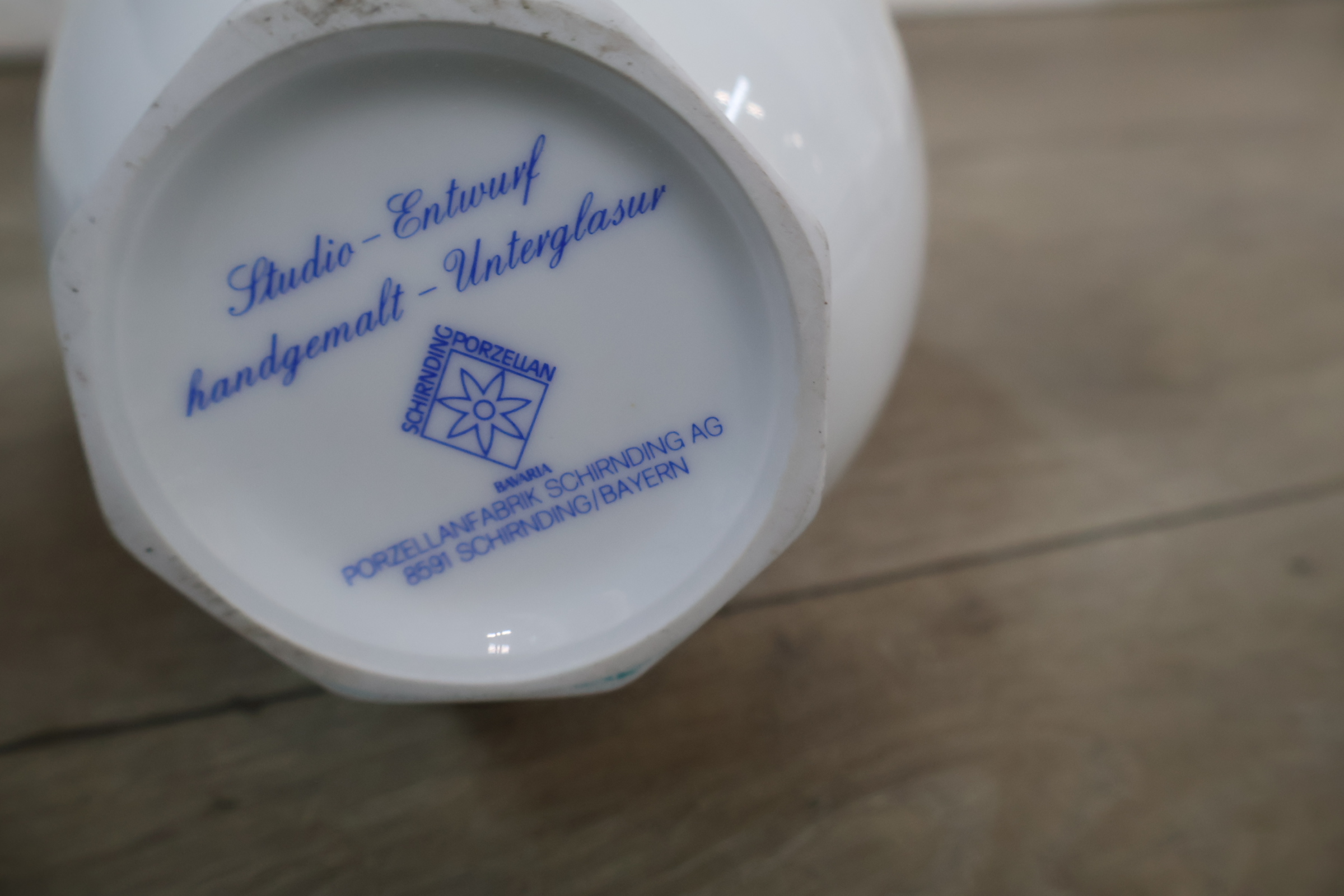 Blauwe koffiekopjes set met schotels en vaasje – foto 8 – kavel bij GSD Auctions, Zoeterwoude