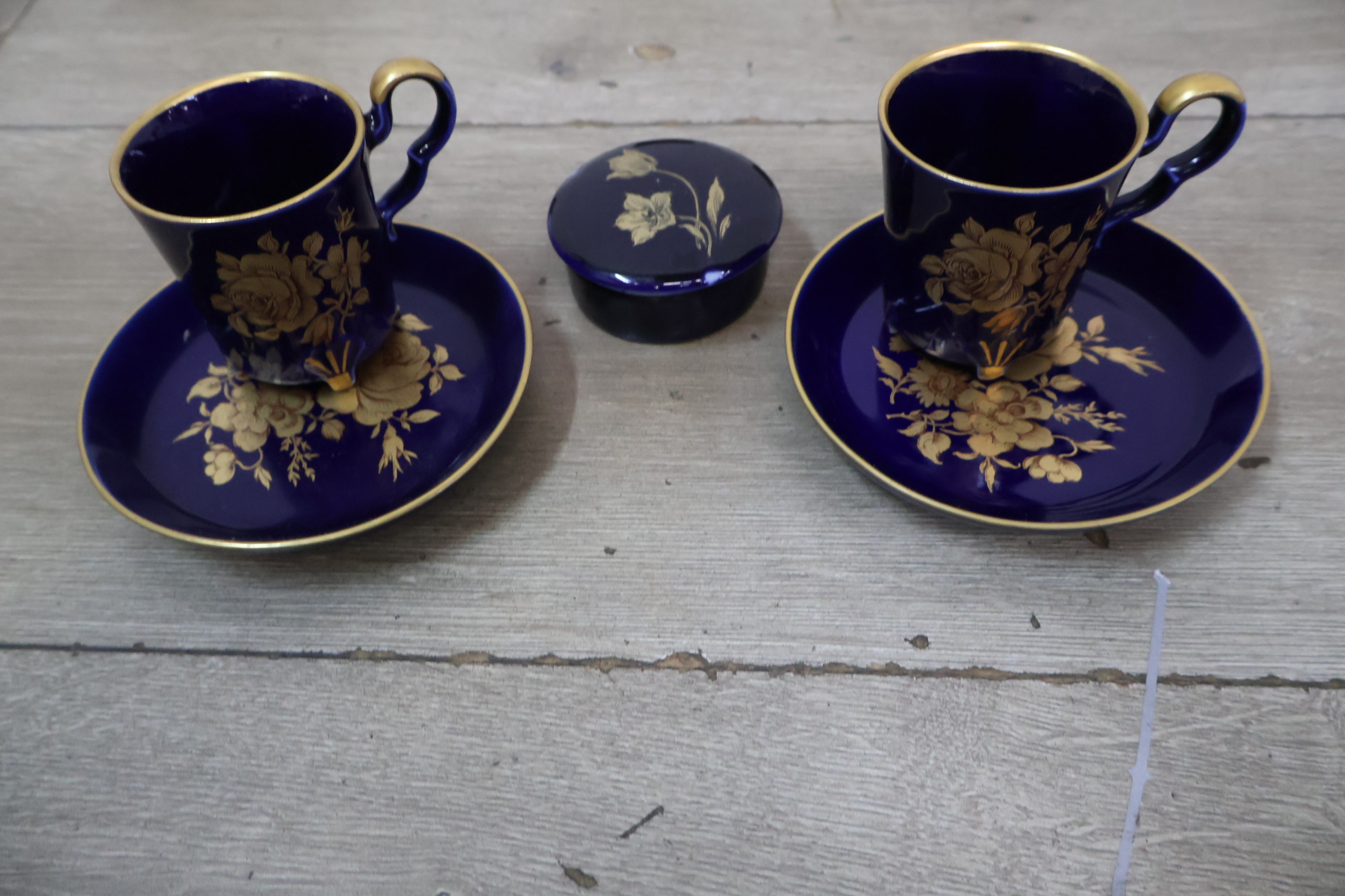Blauwe koffiekopjes set met schotels en vaasje – foto 9 – kavel bij GSD Auctions, Zoeterwoude