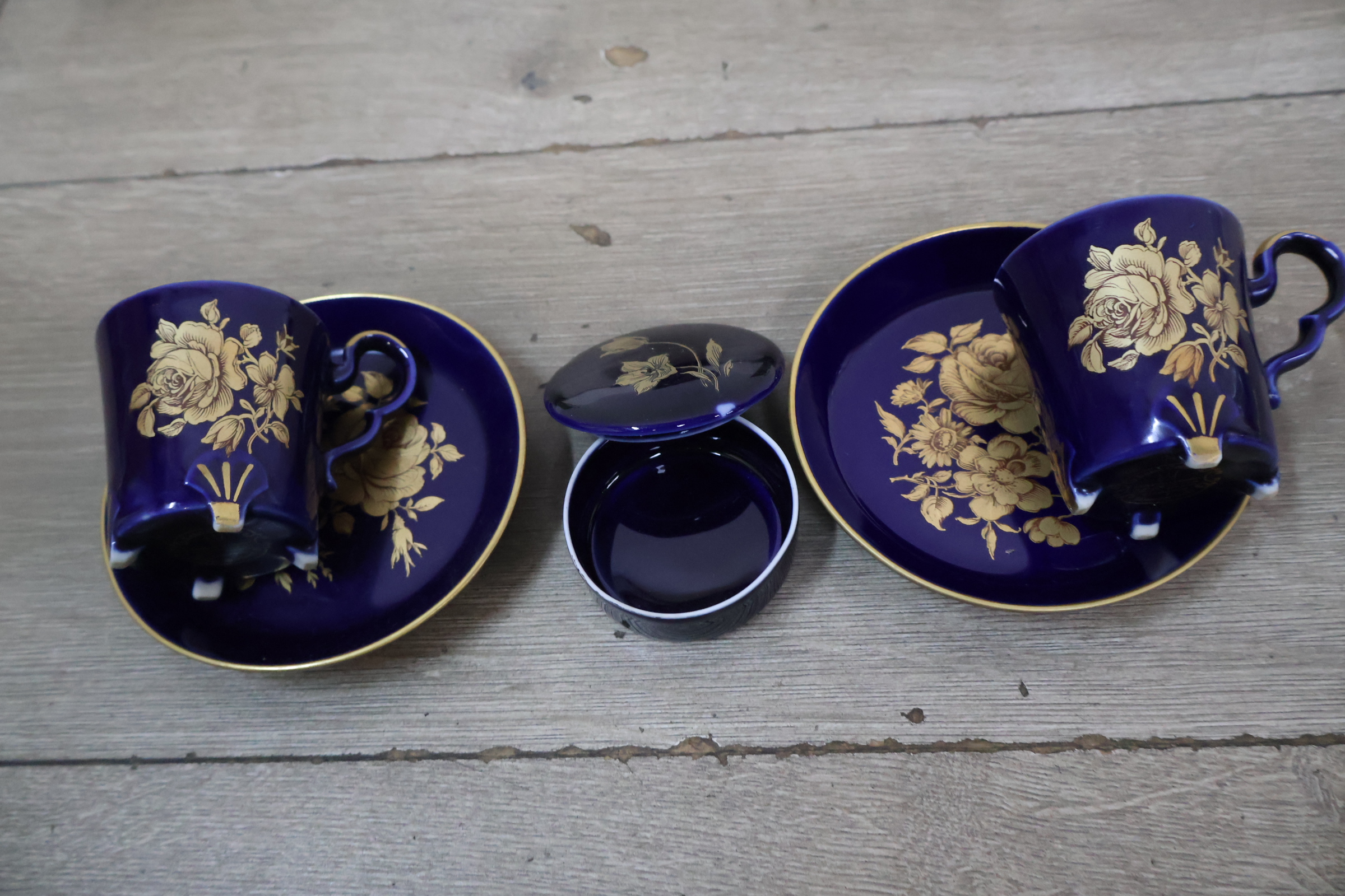 Blauwe koffiekopjes set met schotels en vaasje – foto 10 – kavel bij GSD Auctions, Zoeterwoude