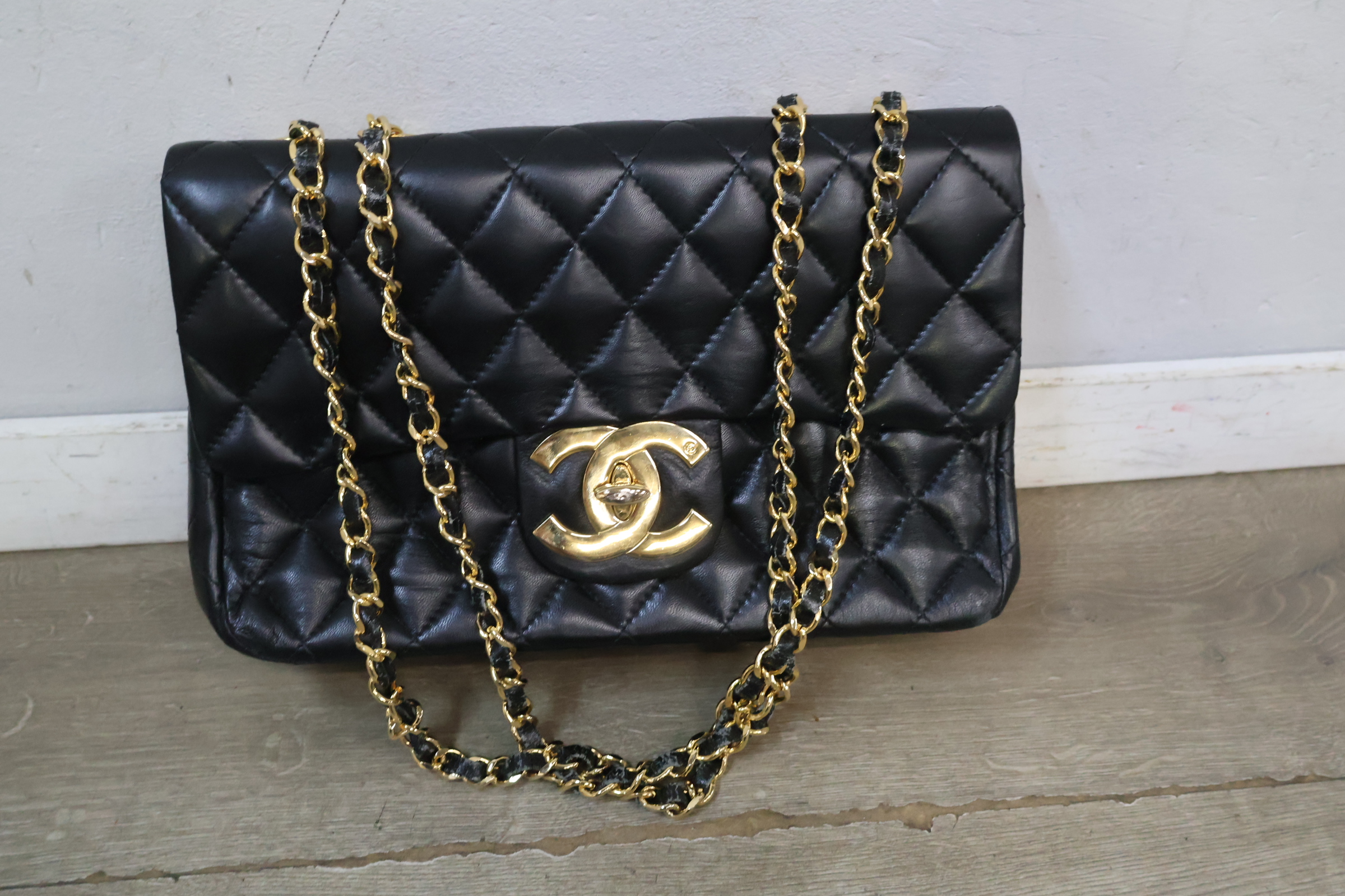 Chanel Classic Flap Bag zwart met goud – foto 3 – kavel bij GSD Auctions, Zoeterwoude
