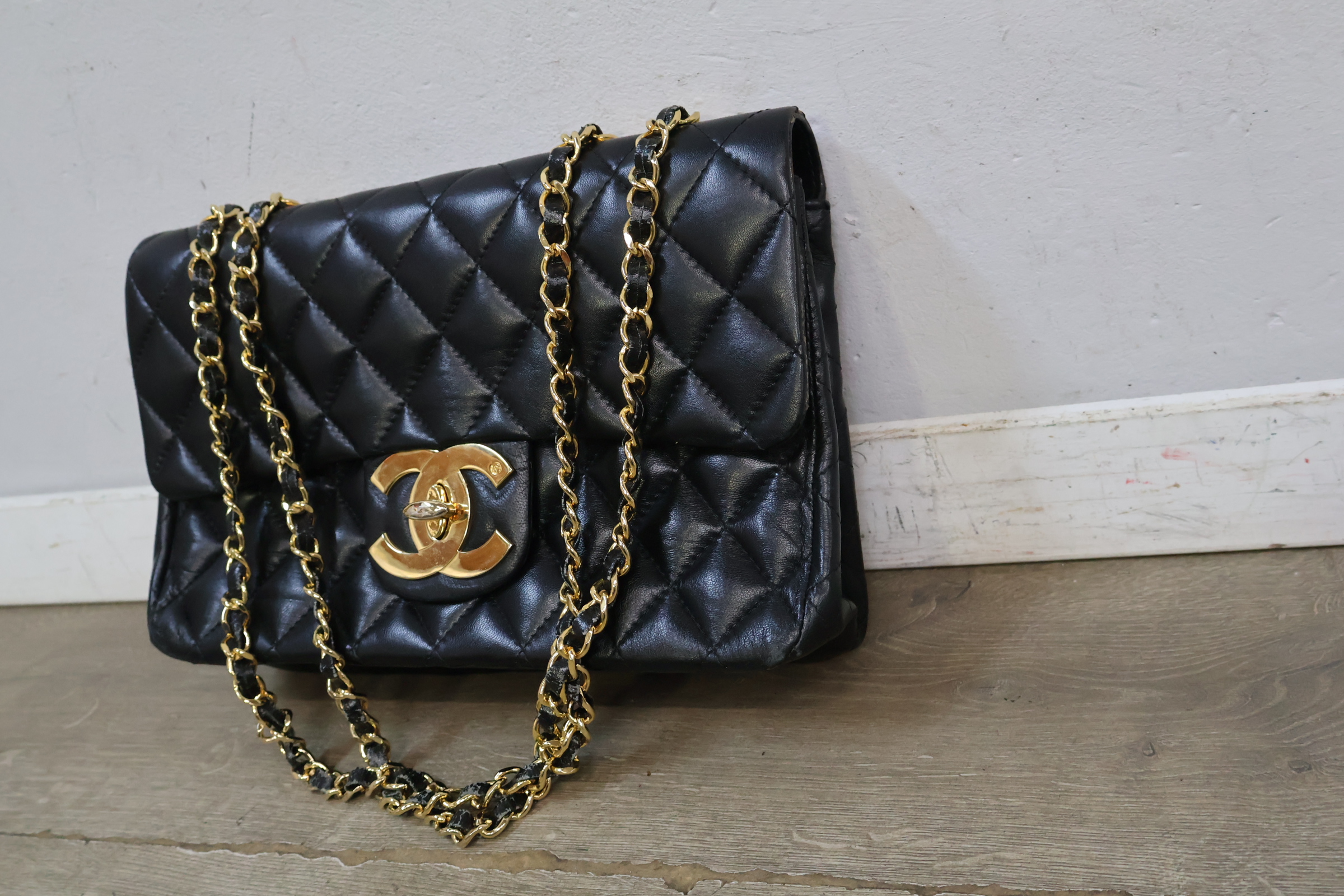 Chanel Classic Flap Bag zwart met goud – foto 5 – kavel bij GSD Auctions, Zoeterwoude