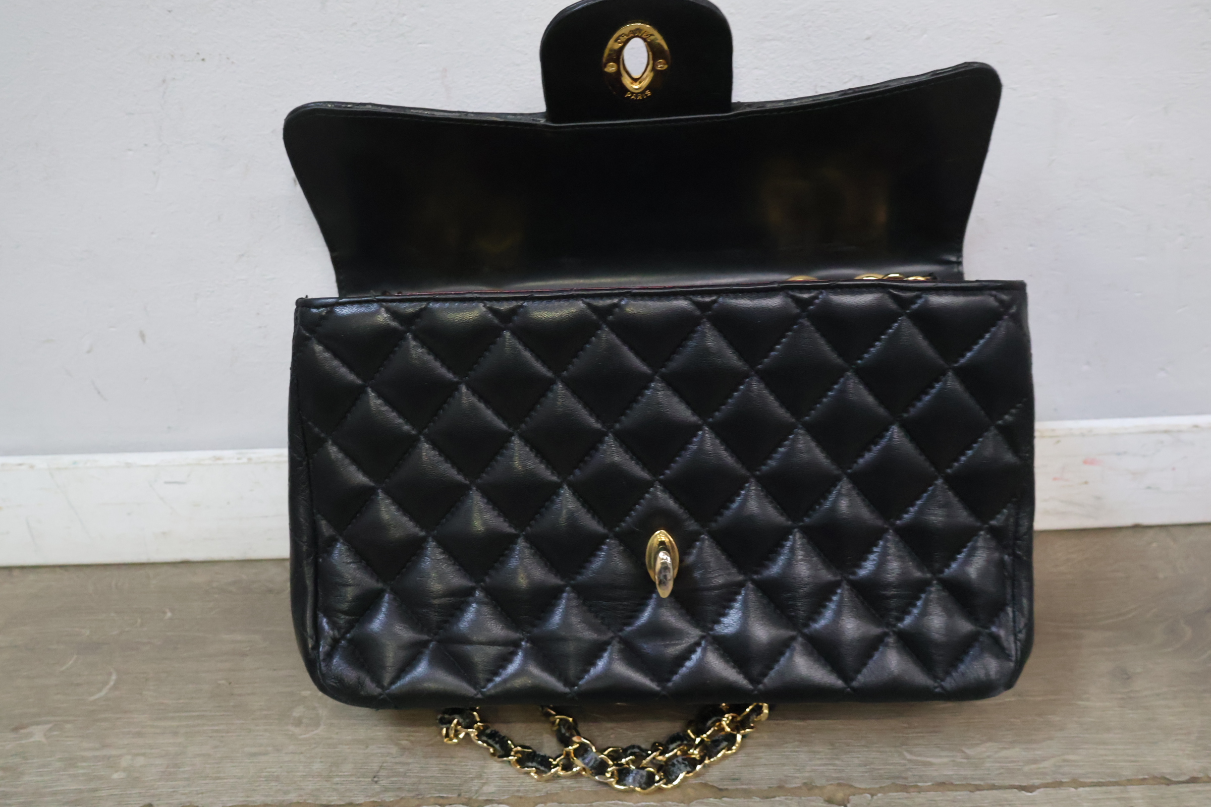 Chanel Classic Flap Bag zwart met goud – foto 8 – kavel bij GSD Auctions, Zoeterwoude