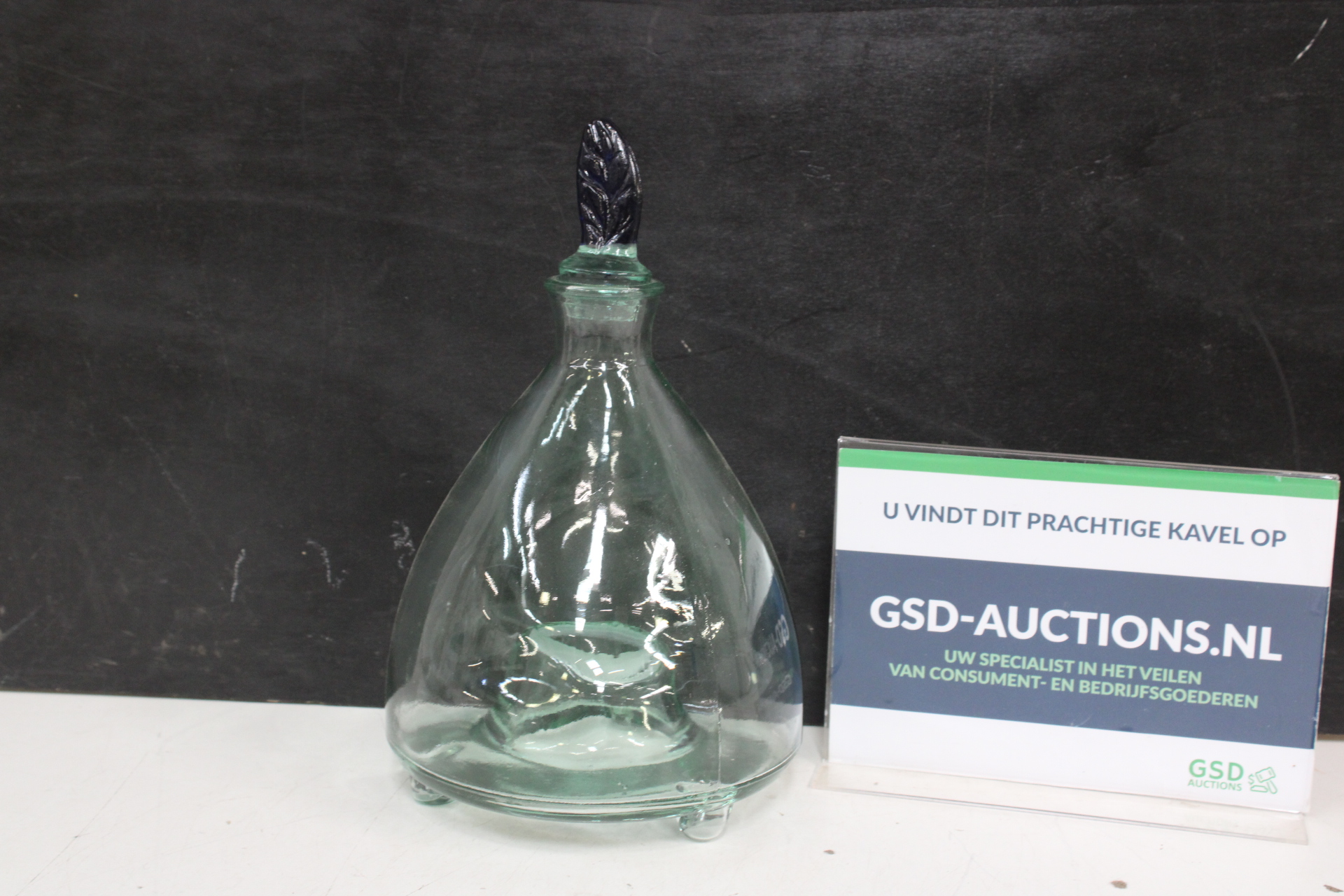 Decoratieve glazen karaf met bladvormige stop – kavel bij GSD Auctions, Zoeterwoude