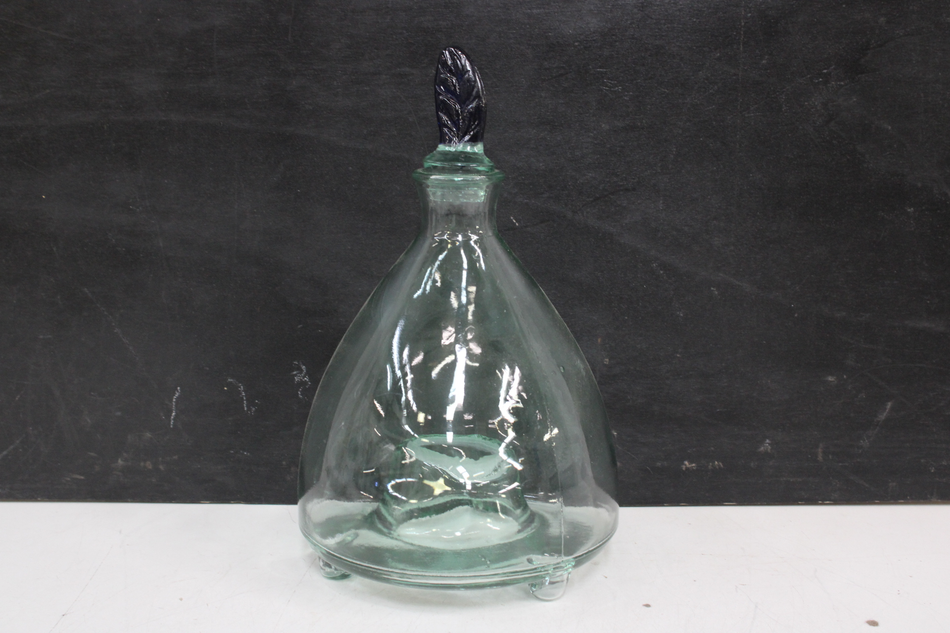 Decoratieve glazen karaf met bladvormige stop – foto 2 – kavel bij GSD Auctions, Zoeterwoude